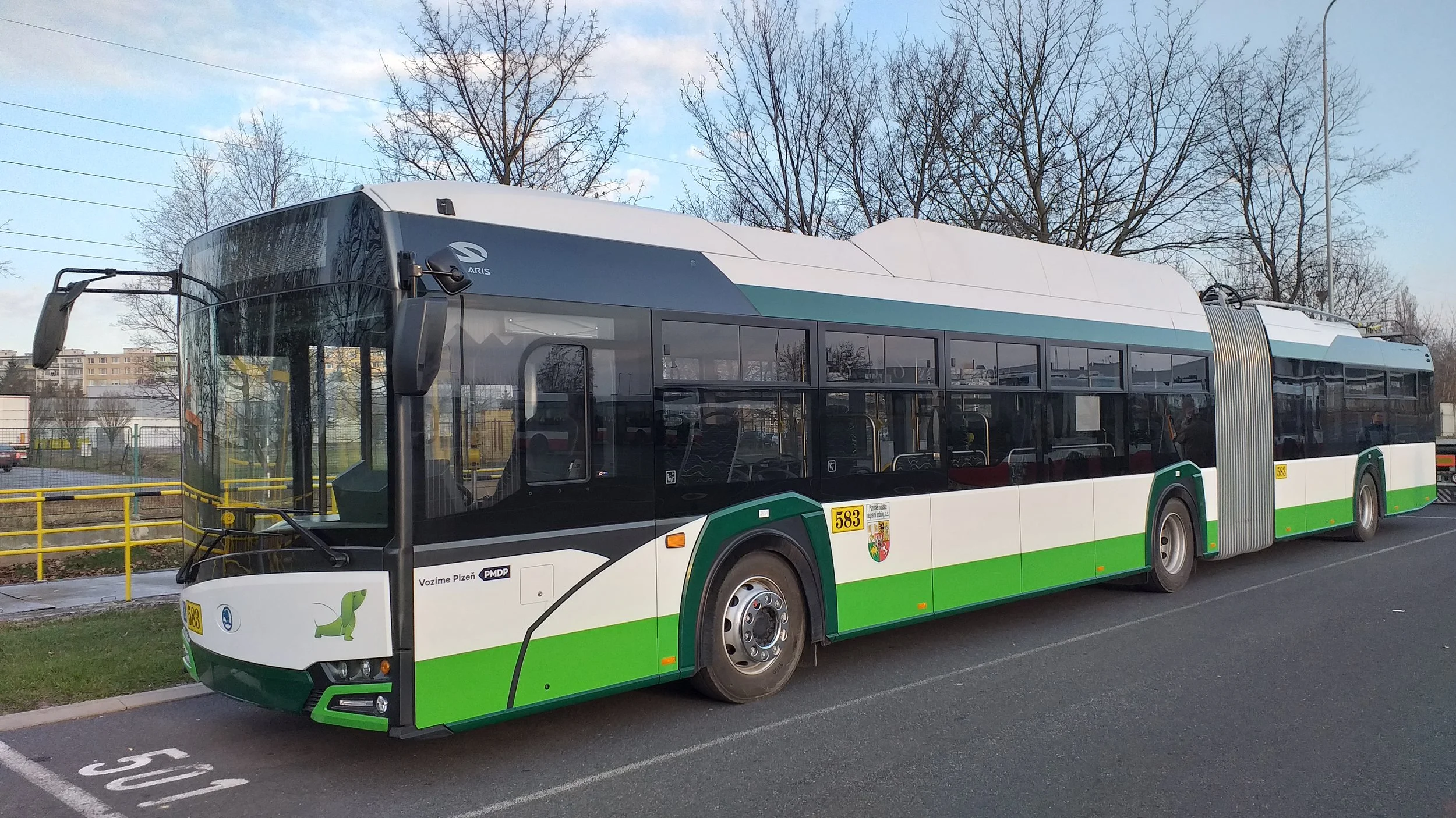Trolejbus Škoda 27 Tr v pražských garážích Klíčov. (foto: Šimon Hořický)