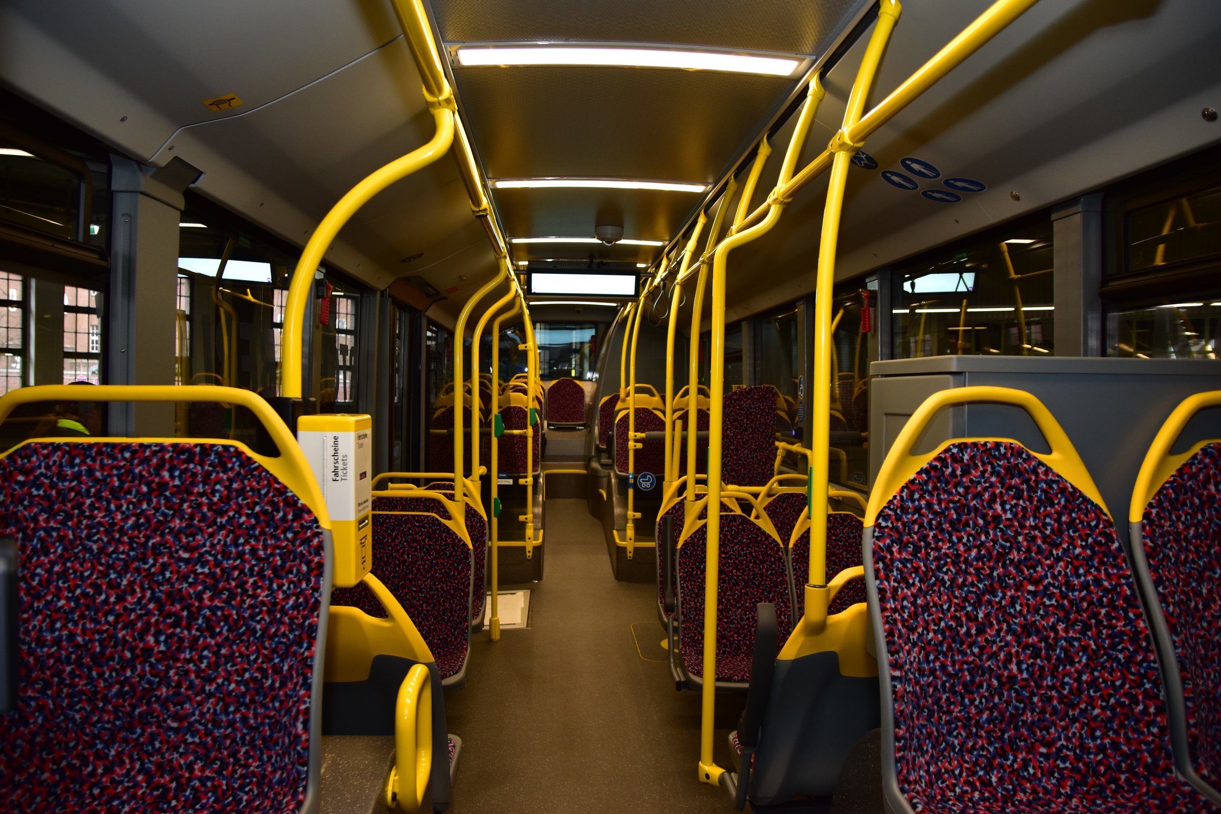 Pohled do interiéru berlínského eCitara, v němž nemohou chybět tradiční berlínské potahy. (foto: EvoBus)