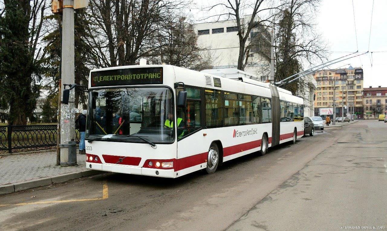 Z oranžové na červeno. Ex-linecký vůz ev. č. 218 byl v Ivano-Frankovsku označen ev. č. 203. Na snímku je zachycen během zkušební jízdy dne 28. 2. 2019. (foto: Andrii T.)