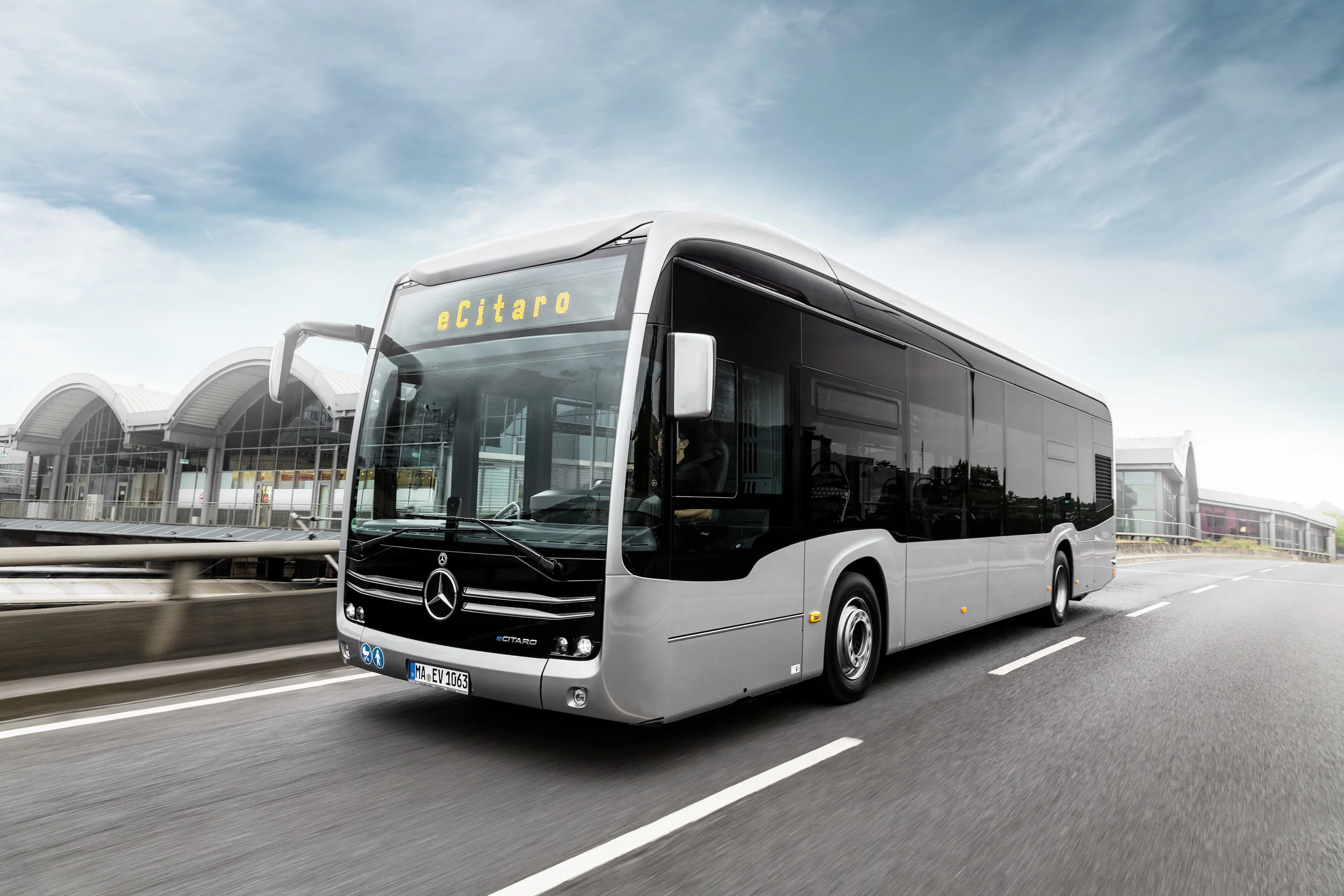 eCitaro na propagačním snímku výrobce. (foto: EvoBus)