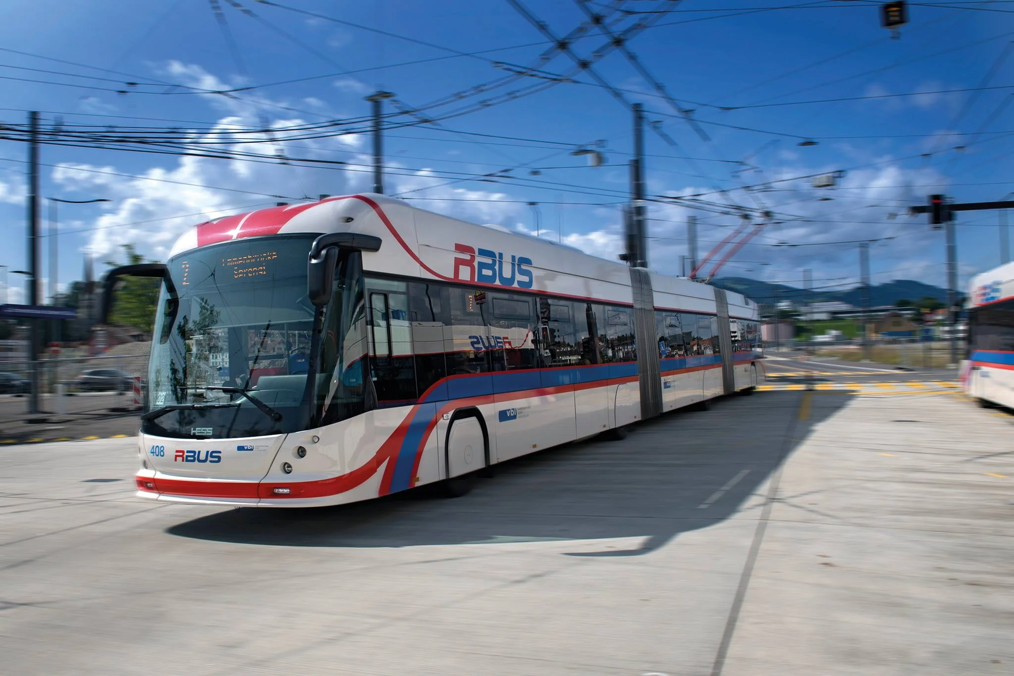 Tříčlánkové trolejbusy jsou v Lucernu v provozu od roku 2014. Dopravce je především využívá na metrobusových linkách. (foto: Verkehrsbetriebe Luzern AG)