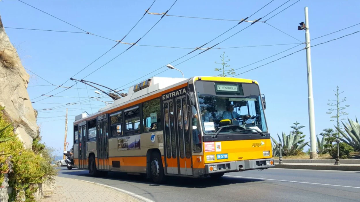 Jedna z nejhezčích italských trolejbusových tratí vede téměř výhradně po pobřeží Ligurského moře. (foto: autobusweb.com)