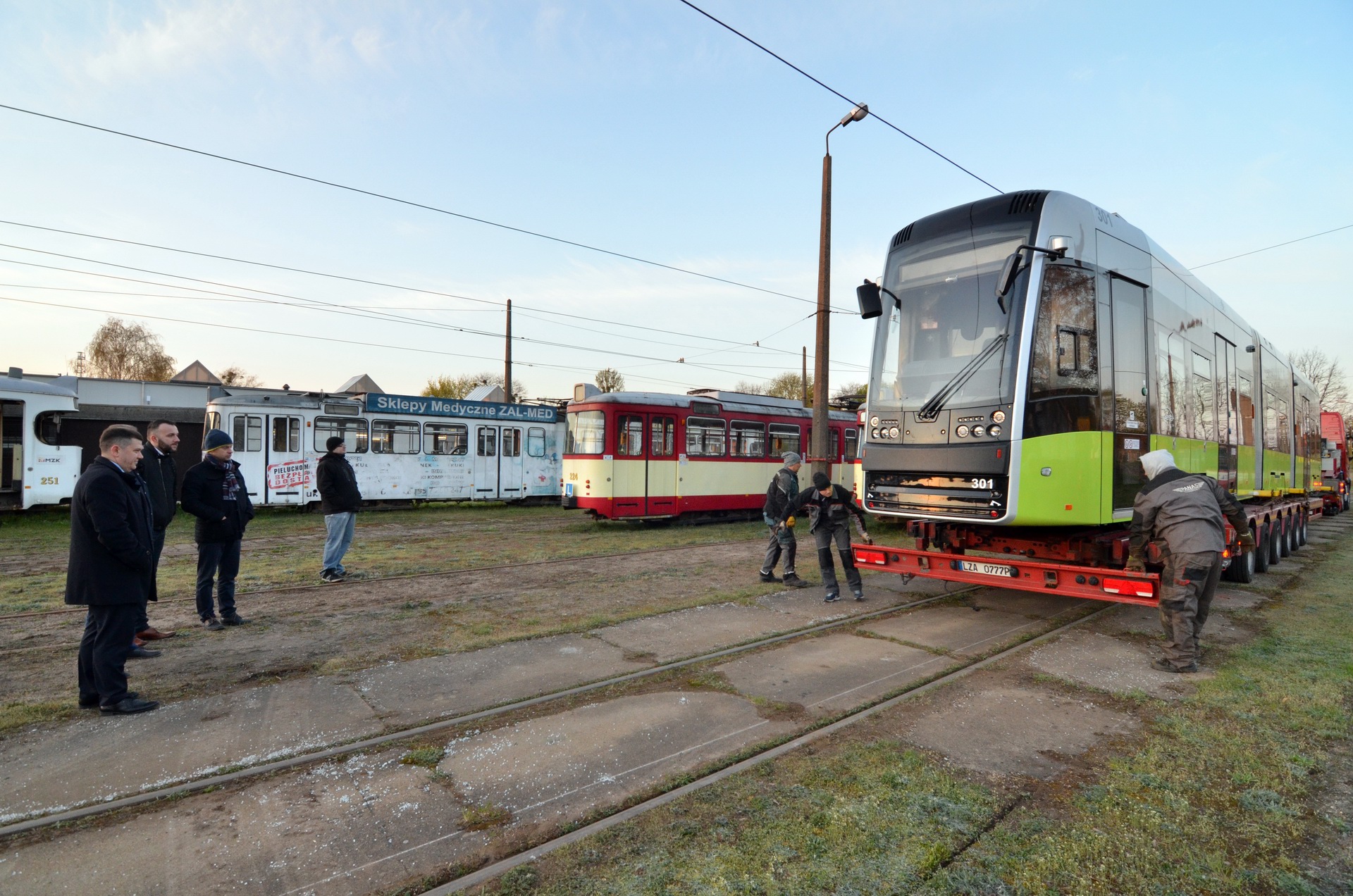 Příchod první tramvaje byl očekáván také politiky. (foto: Bartłomiej Nowosielski)