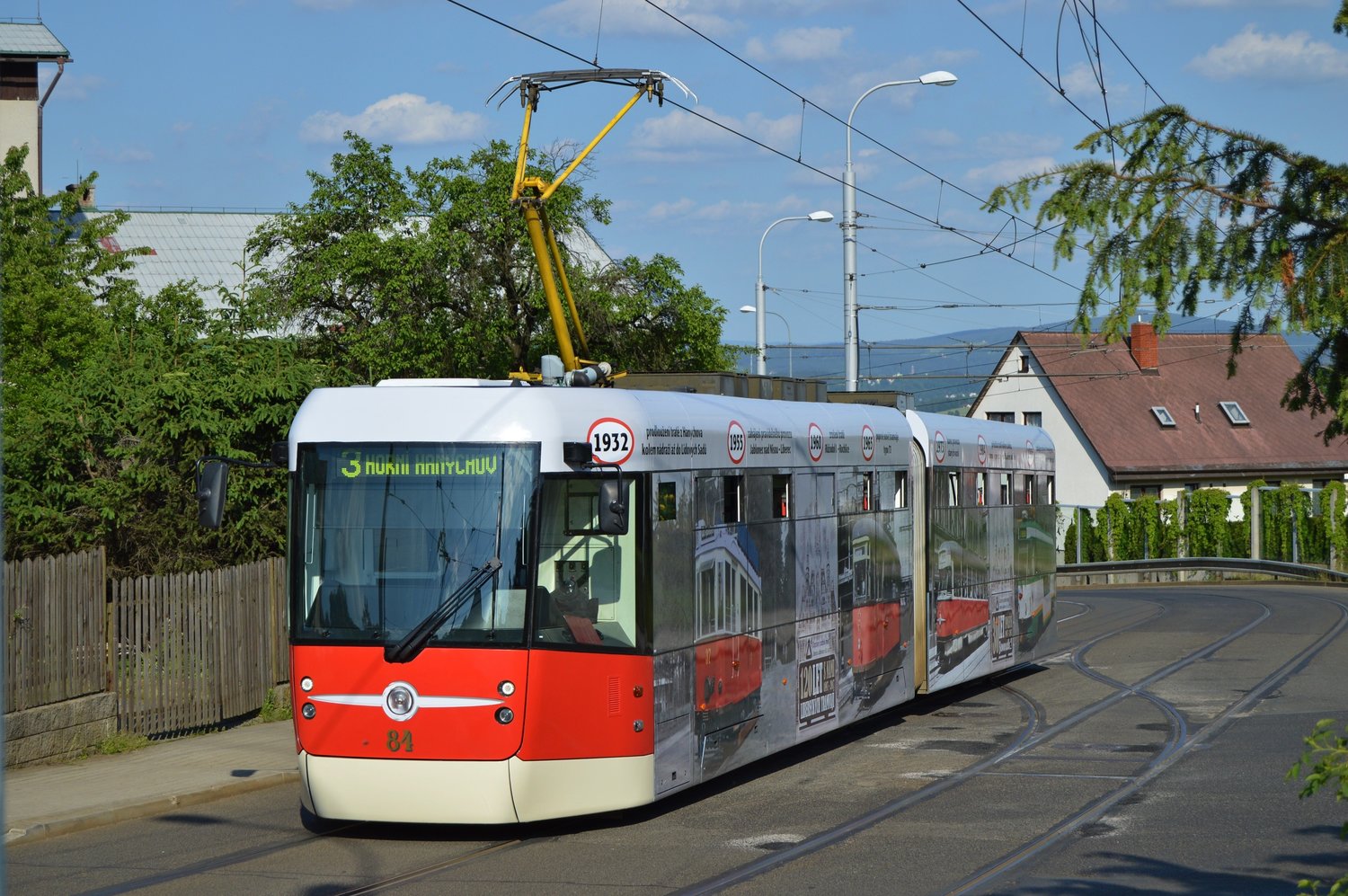 Tramvaj EVO2 v Liberci s polepem k výročí 120 let liberecké MHD. (foto: Zdeněk Mazánek)