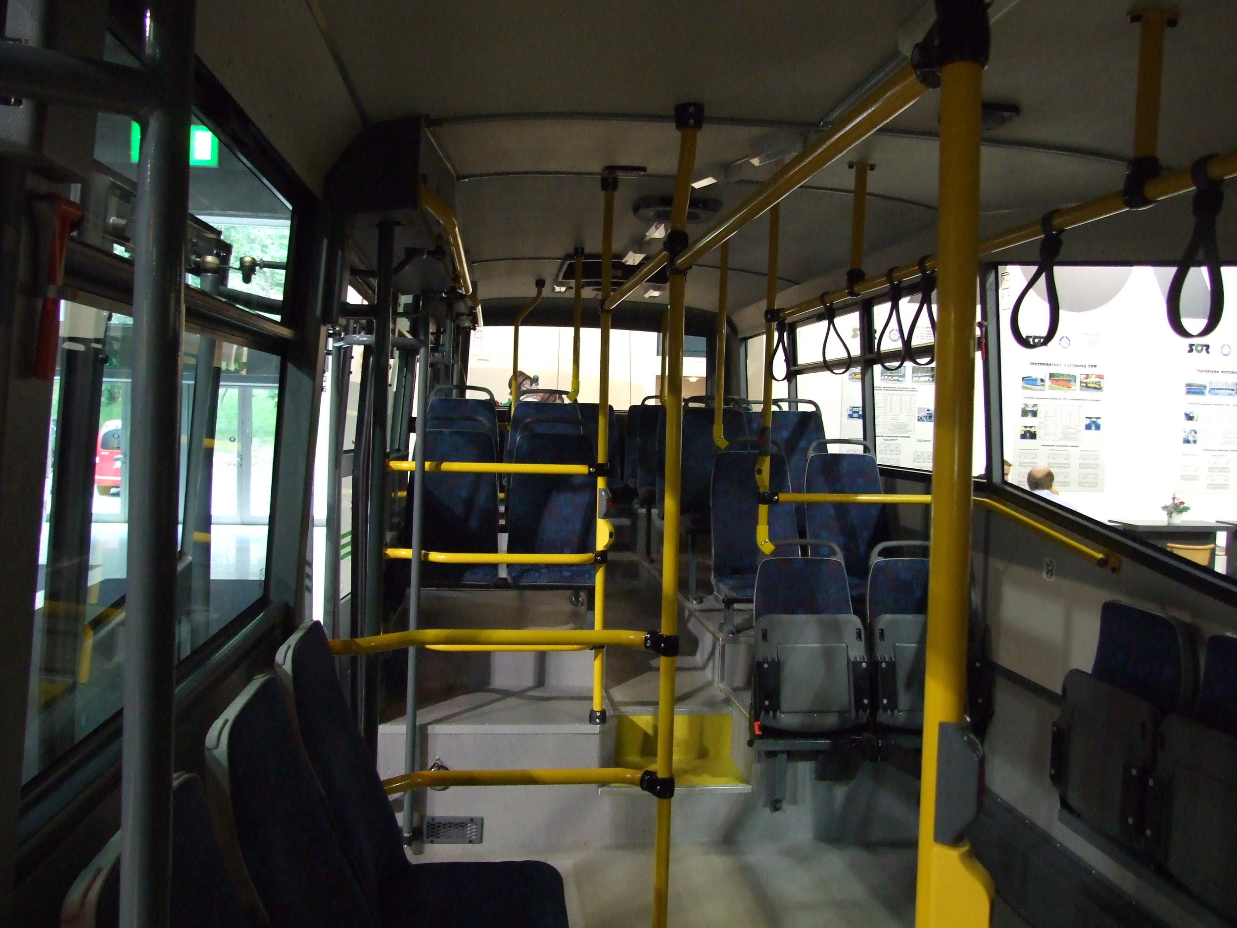 Pohled do interiéru prototypu SOR TN 12A na veletrhu Autotec v červnu 2008. Tehdy ještě trolejbus nebyl pojízdný. (zdroj: Wikipedia.org)