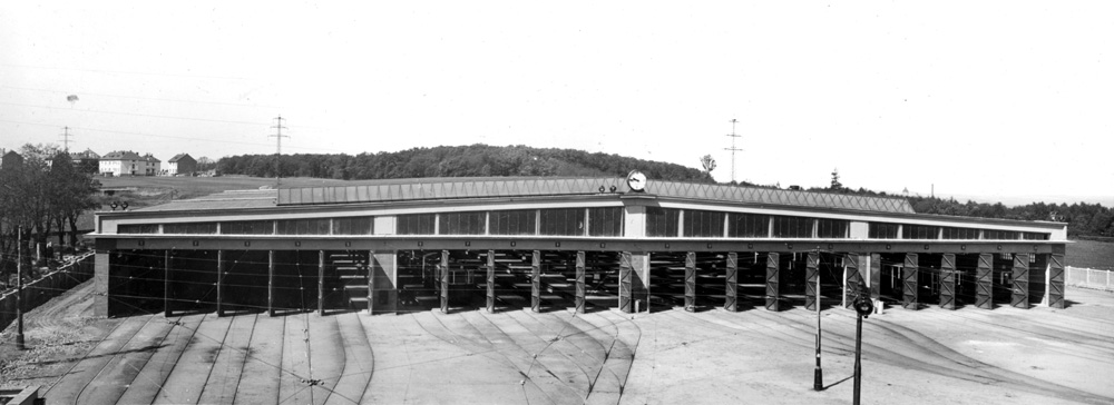 Pražská vozovna Kobylisy na historickém snímku. (foto: archiv DPP)