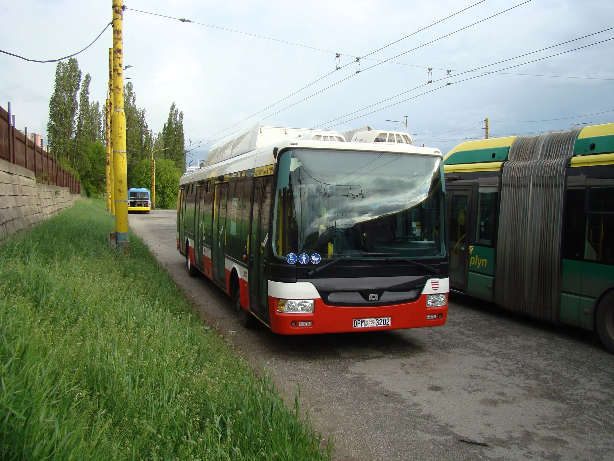 Trolejbus SOR TNB 12 ev. č. 3202 v areálu košické trolejbusové vozovny.