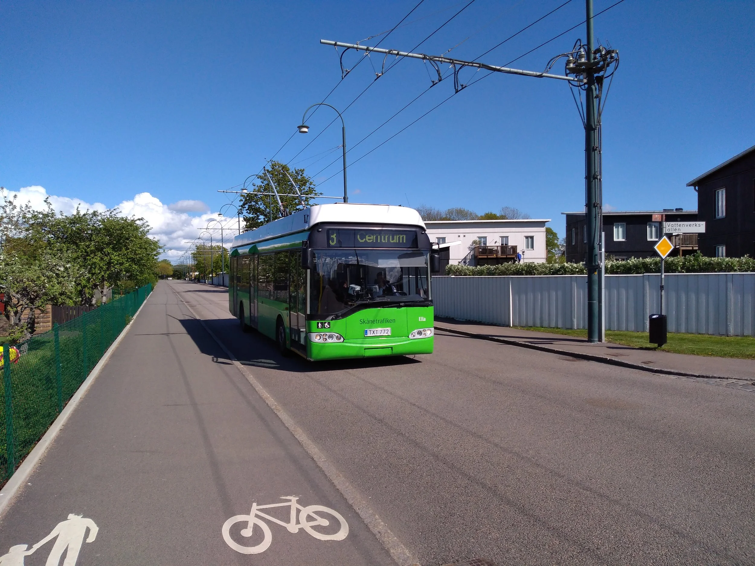 Trollino z roku 2003 ev. č. 772 na cestě k centru města. Je mu už 16 let, což by ale sotva někdo hádal. Jak je však na snímku vidět, cesta od nádraží není zrovna nejkratší, nicméně při rychlé chůzi se člověk dostane do centra města za 15 minut. (foto: Vít Hinčica, 12. 5. 2019)