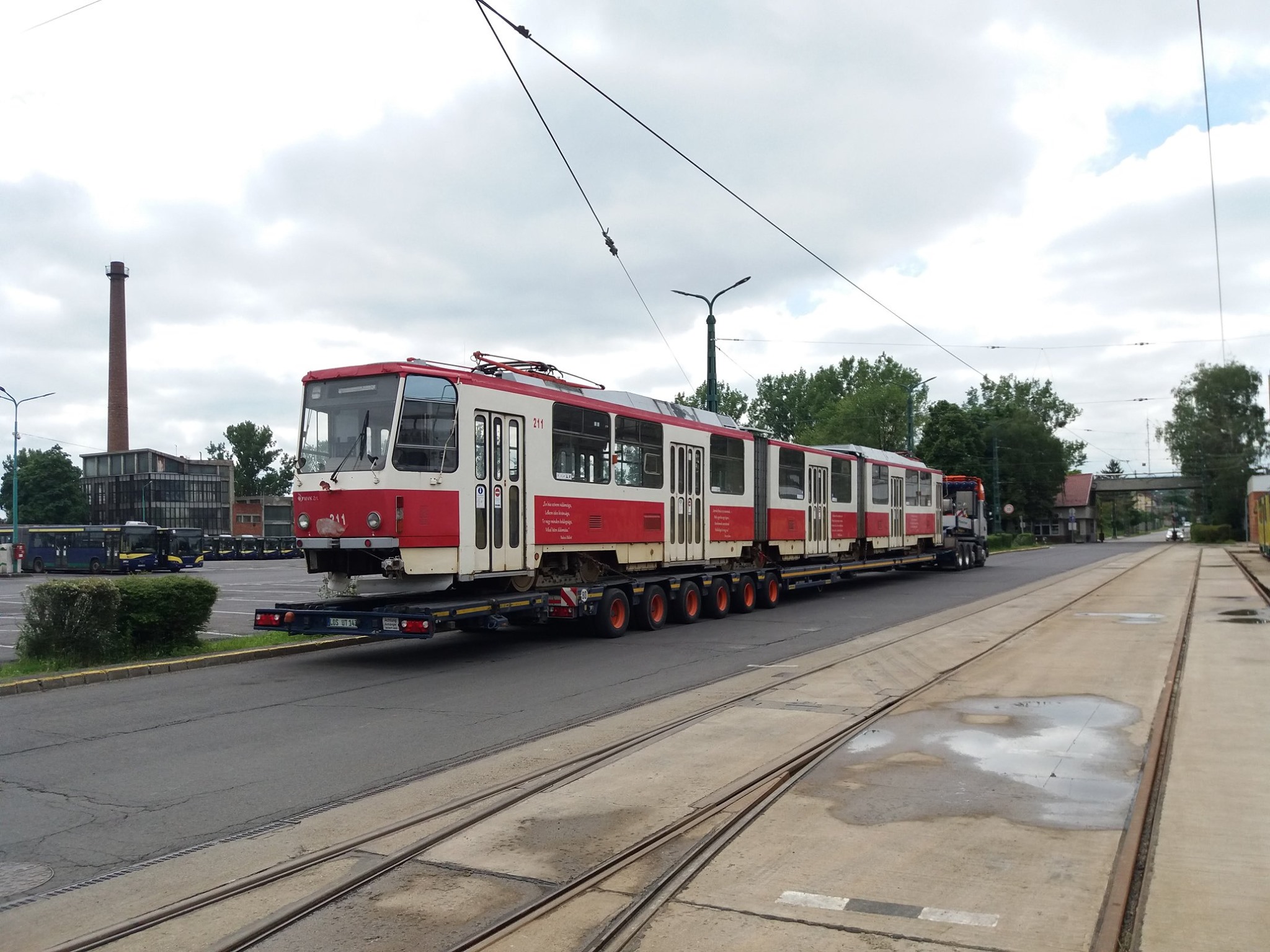 Tramvaj KT8D5 ev. č. 211 byla vyrobena v roce 1986. Do roku 1996 sloužila v Mostě. (foto: MVK Zrt.)