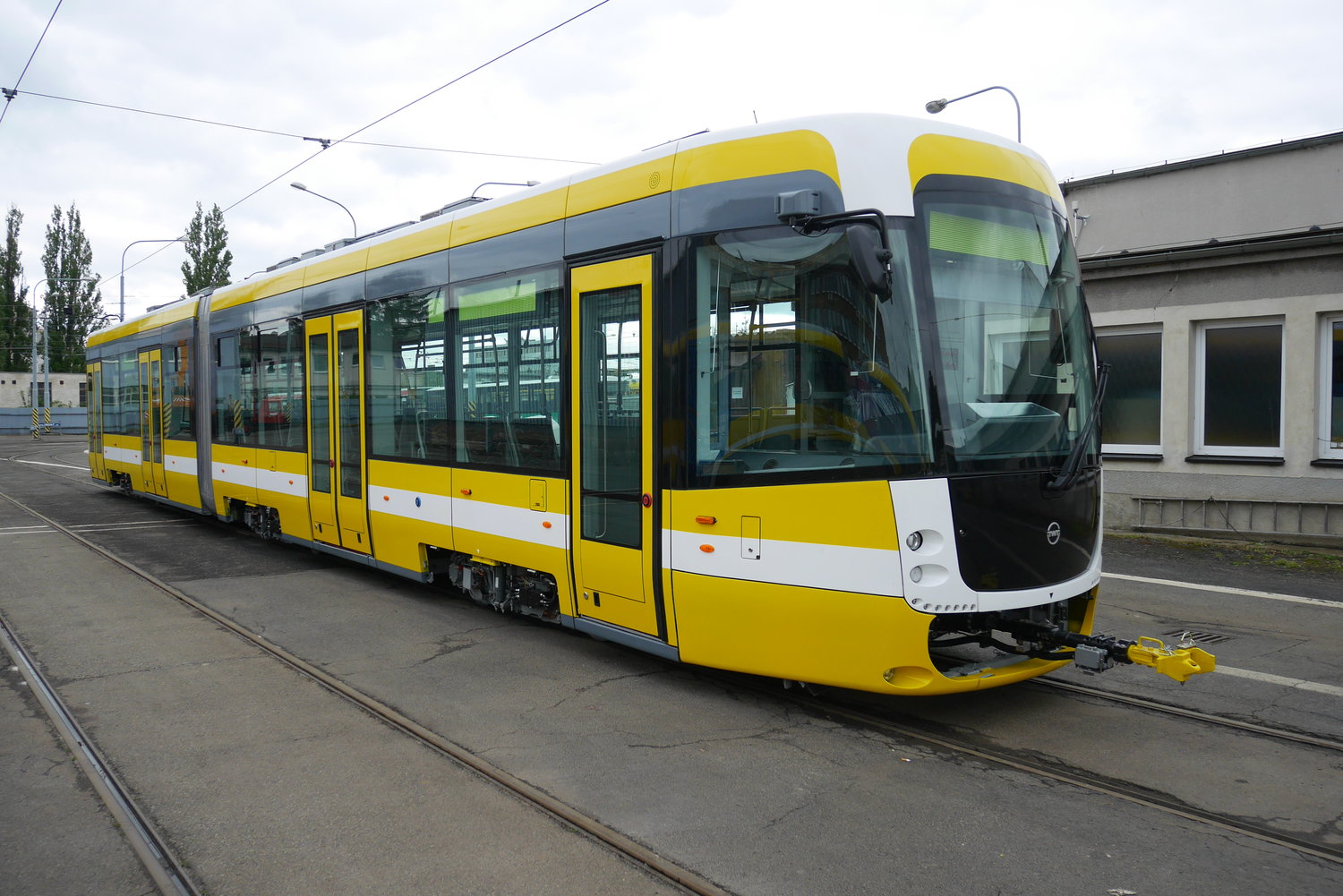 Первый трамвай 2. EVO 2 трамвай. Трамвай EVO 1. Трамвай Эво 2019. Двухсекционный шестиосный трамвайный вагон EVO 250.