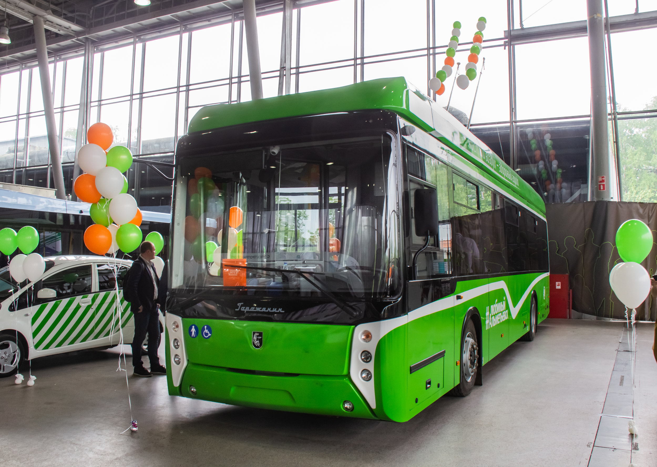 Parciální trolejbus od UTTZ se prezentoval nejen s novou barvou, ale i desítkami barevných balónků okolo.