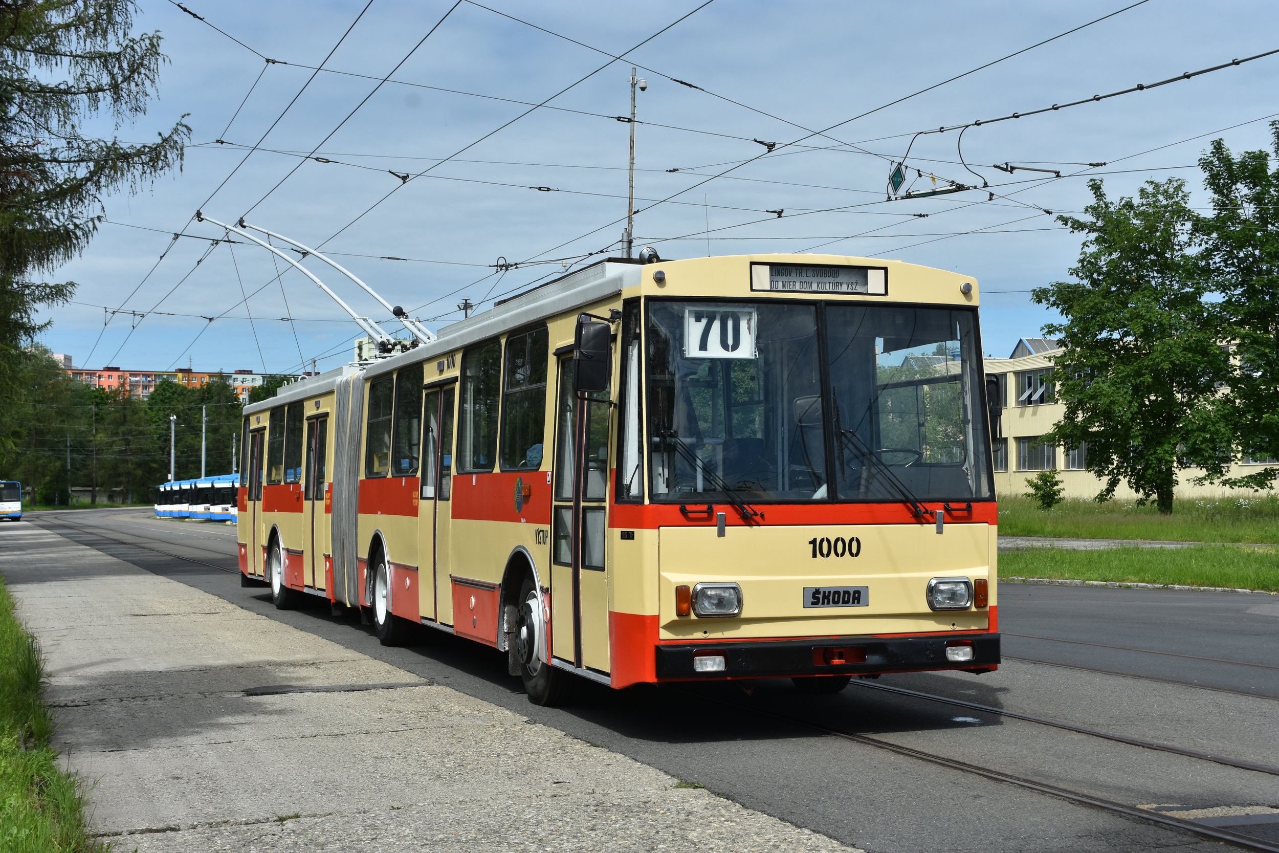 Trolejbus po dokončení opravy na zkušební dráze v areálu společnosti Ekova Electric. Z Chomutova se vůz dostal přes Opavu až do Košic. A vystřídal během toho několik barevných provedení. (foto: Libor Hinčica)