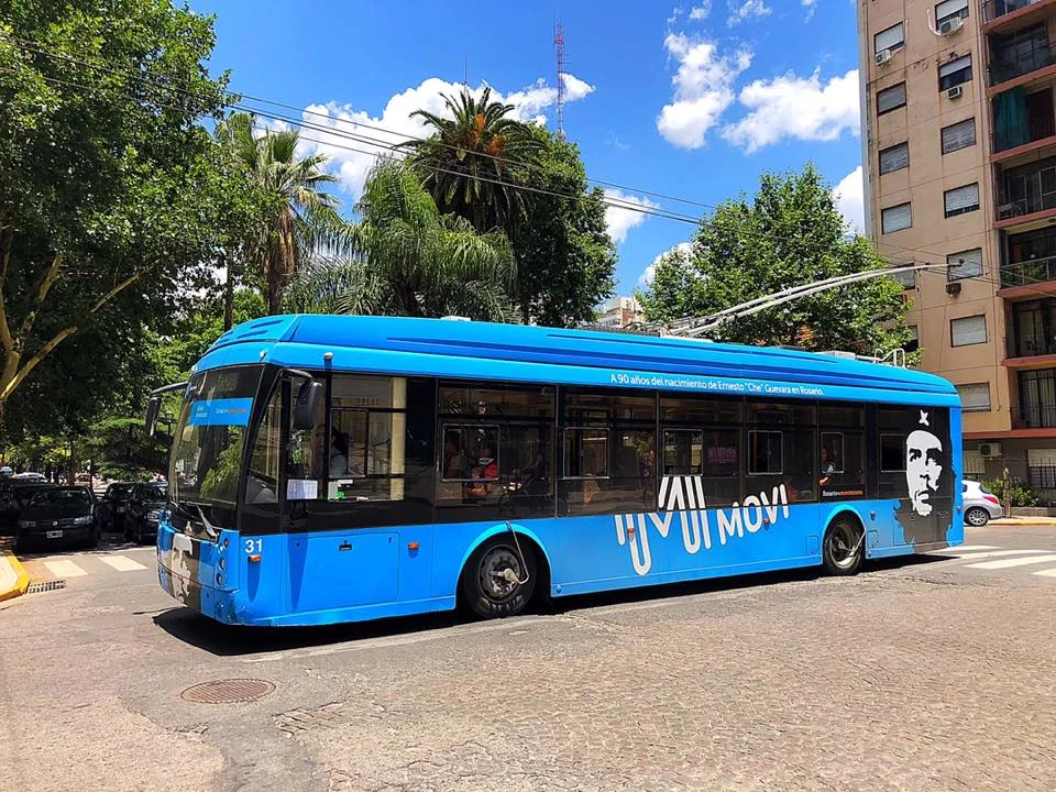 Trolejbus v argentinském Rosariu. V Asunciónu by se tímto provozem rádi inspirovali. Z Rosaria má naše redakce jednu horkou novinku, o které budeme brzy reportovat. (foto: Trolebuses Rosarinos; prosinec 2018)