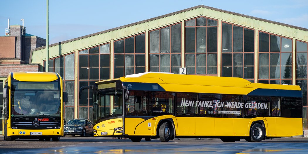 Nově dodané elektrobusy berlínského DP - Mercedes-Benz eCitaro a Solaris Urbino 12 electric. (foto: BVG)