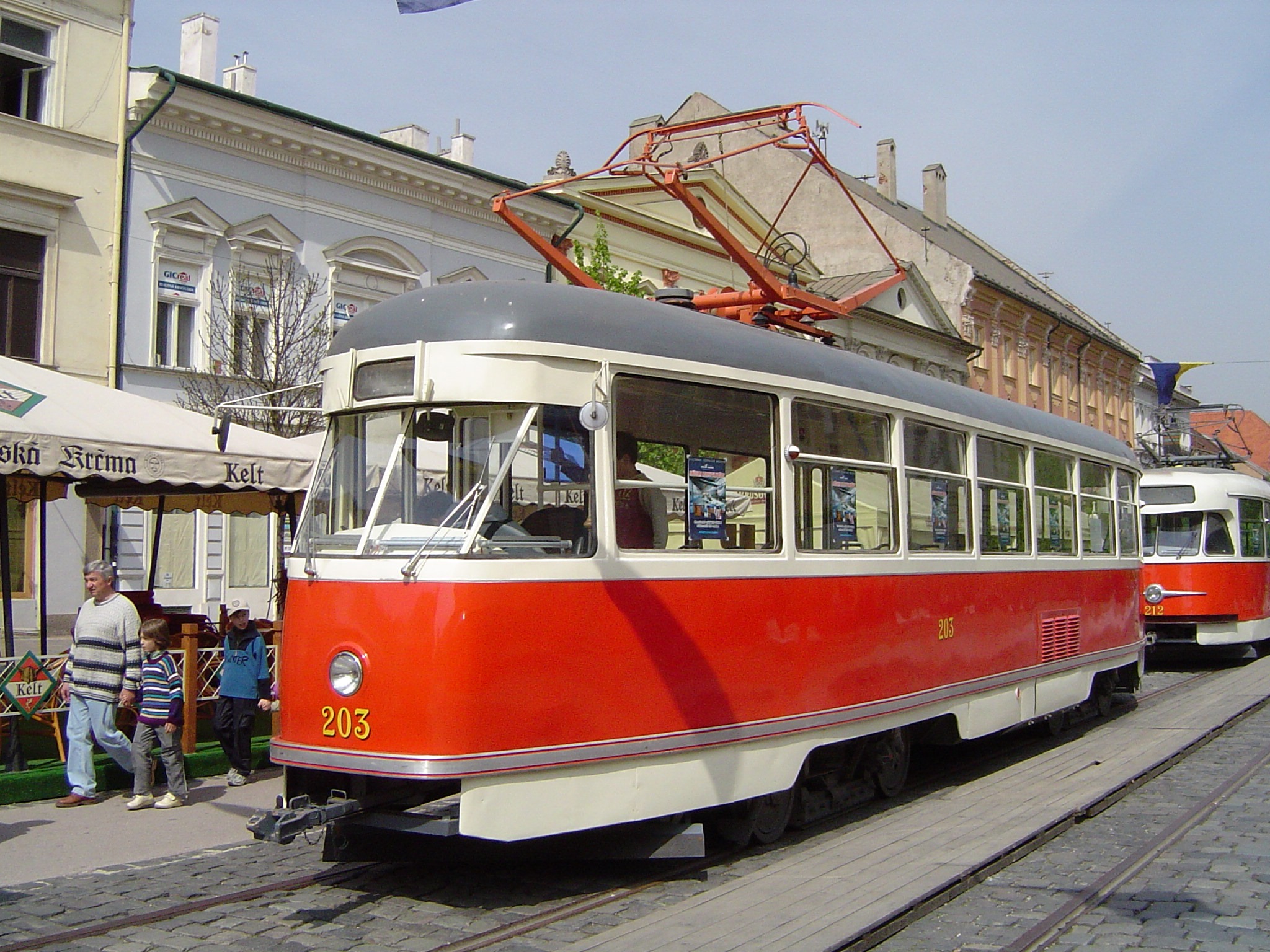 Tramvaj T1 ev. č. 203 je původním košickém vozem téhož evidenčního čísla. Její současná podoba je ale dána úpravami, kterými vůz prošel v Ostravě, kde nesl ev. č. 683. (foto: František Šimčák)