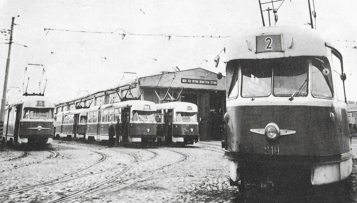Záplava tramvají T2 v tramvajové vozovně. Všechny vozy mají jeden čelní reflektor, u většiny je ale patrná absence ozdobné lišty (vousu). Změnil se i čelní transparent. (foto: DPMK)