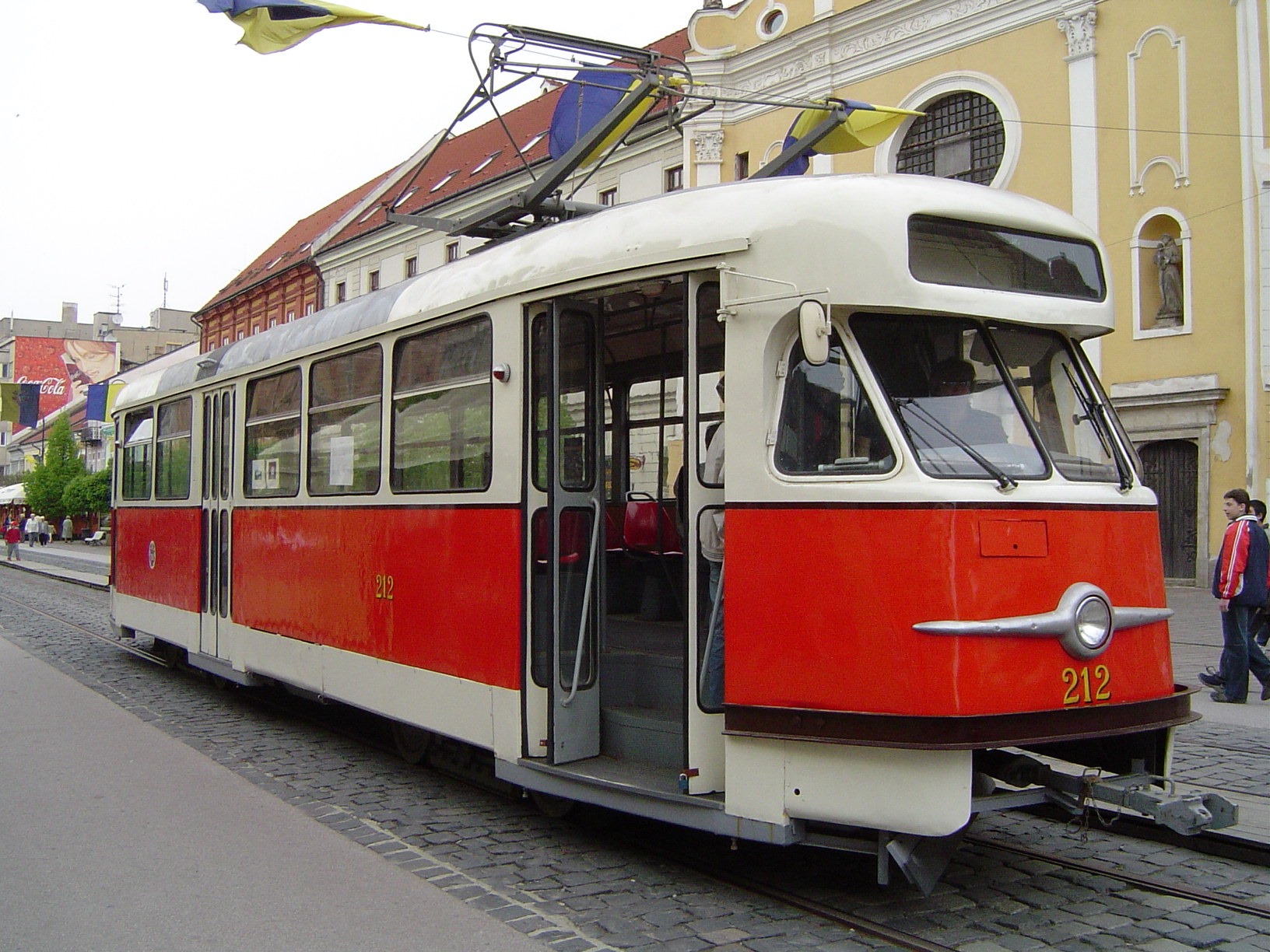 Tramvaj T2 ev. č. 212 je původně ostravským vozem ev. č. 619 z roku 1960. (foto: František Šimčák)
