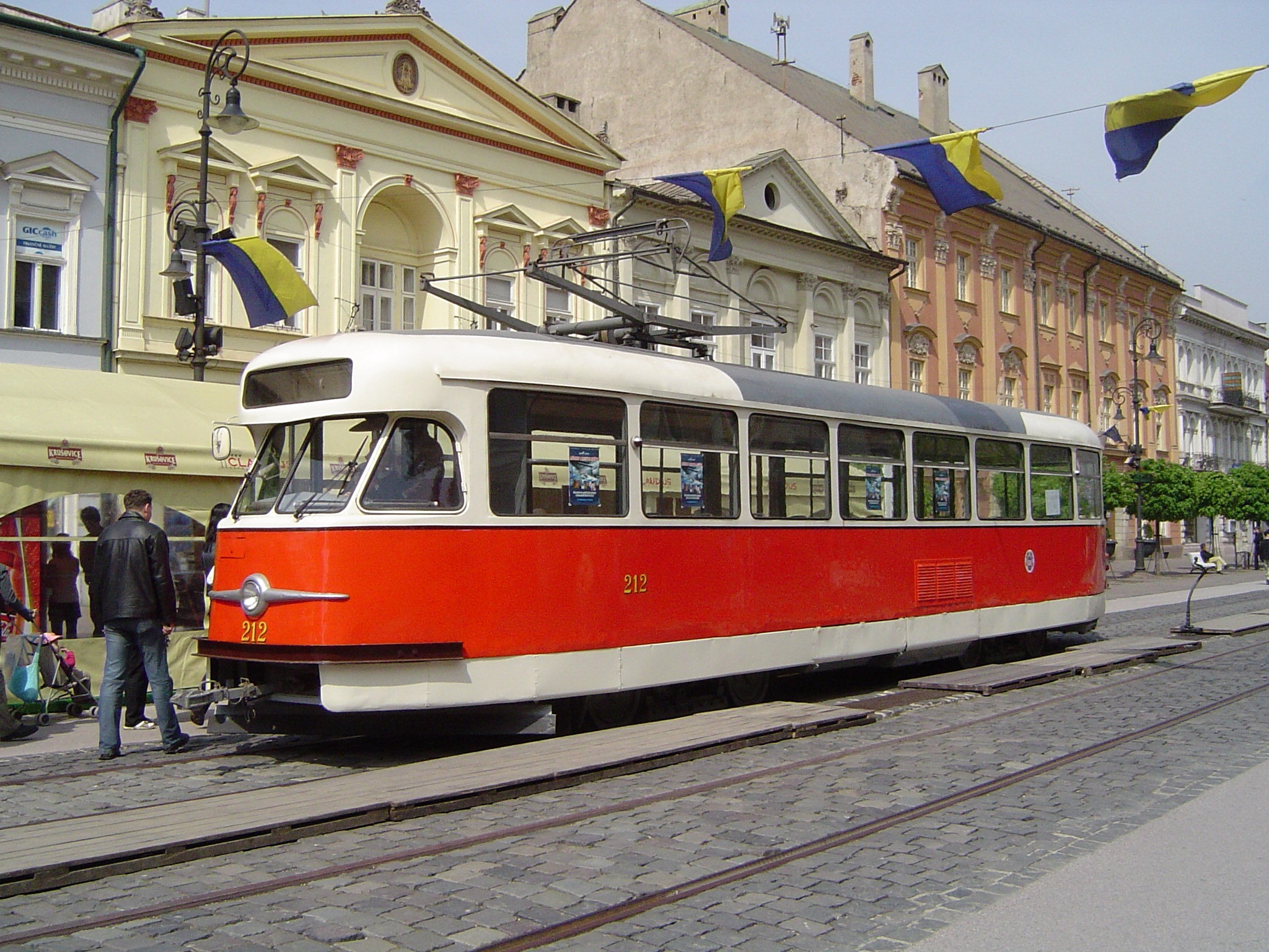 Už v roce 1983 byl vyčleněn jako historický vůz T2 ev. č. 234. Jeho stav se ale v důsledku dlouhodobého odstavení na venkovní ploše zhoršil do té míry, že jej již prakticky nebylo možné opravit. Posloužil tak alespoň jako zdroj některých náhradních dílů pro historický vůz ev. č. 212, který vznikl úpravou ostravského vozu T2 ev. č. 619. (foto: František Šimčák)