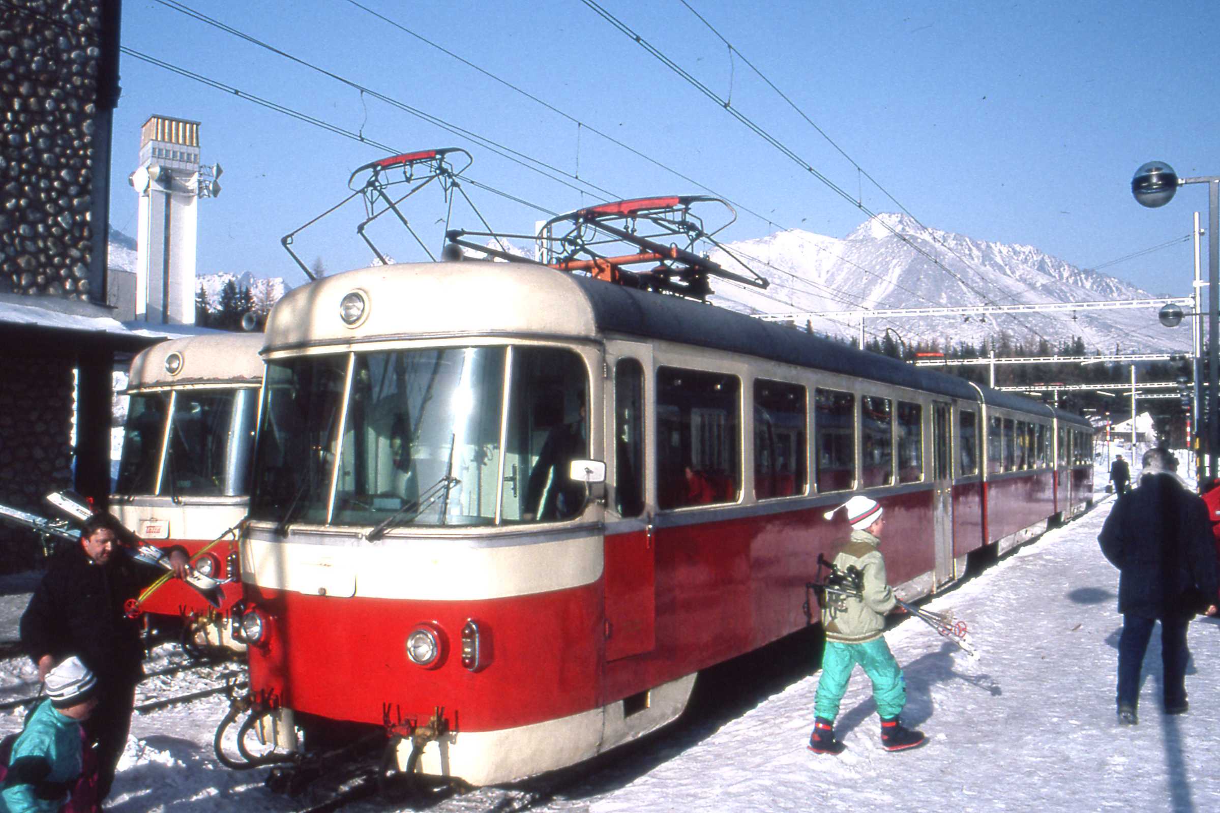 Jednotka EMU 89, resp. 420.95 na Štrbském plesu. (zdroj: Wikipedia.org)