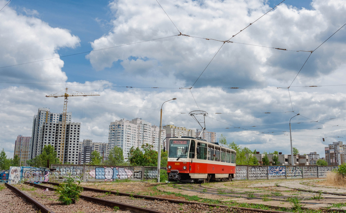 Vůz ev. č. 005 (ex-Praha ev. č. 8639) dne 8. 7. 2019 na smyčce K/st Vulycja Myloslavs'ka. (foto: Levis)