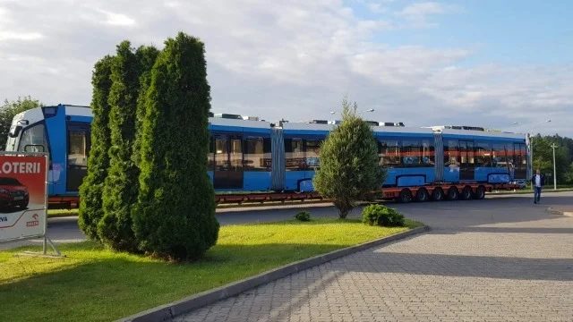 Dalo by se říct, že má tramvaj za sebou dlouhou cestu z Běloruska do Polska, ostatně z Minsku do Olsztyna je to přes 500 km. Ve skutečnosti ale tramvaj dlouhá cesta teprve čeká. Až do Bolívie. (zdroj: facebook MPK Olsztyn)