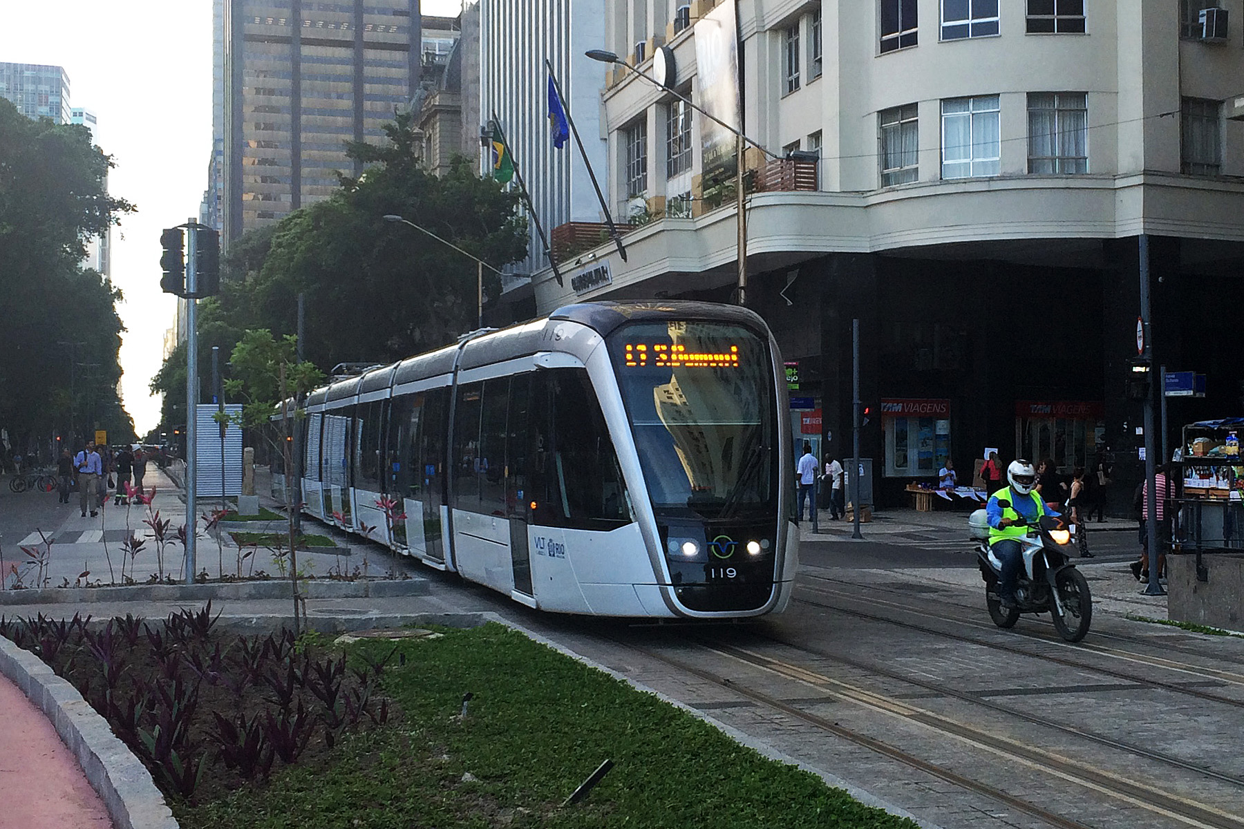 Tramvaj Alstom CItadis 402 v ulicích Ria. (zdroj: Wikipedia.org)