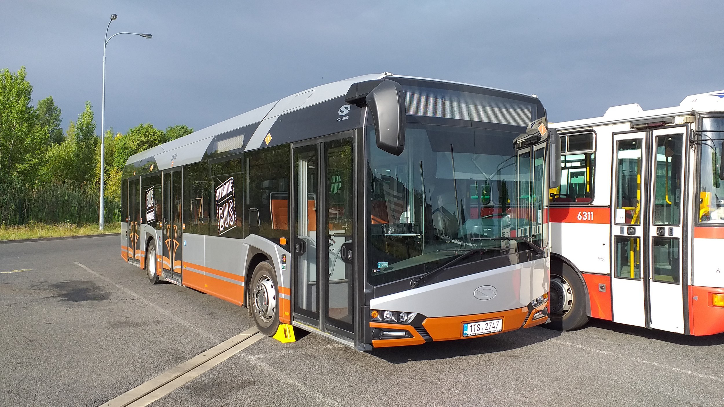 Solaris Urbino 12 Hybrid v hostivařských garážích. (foto: Šimon Hořický)