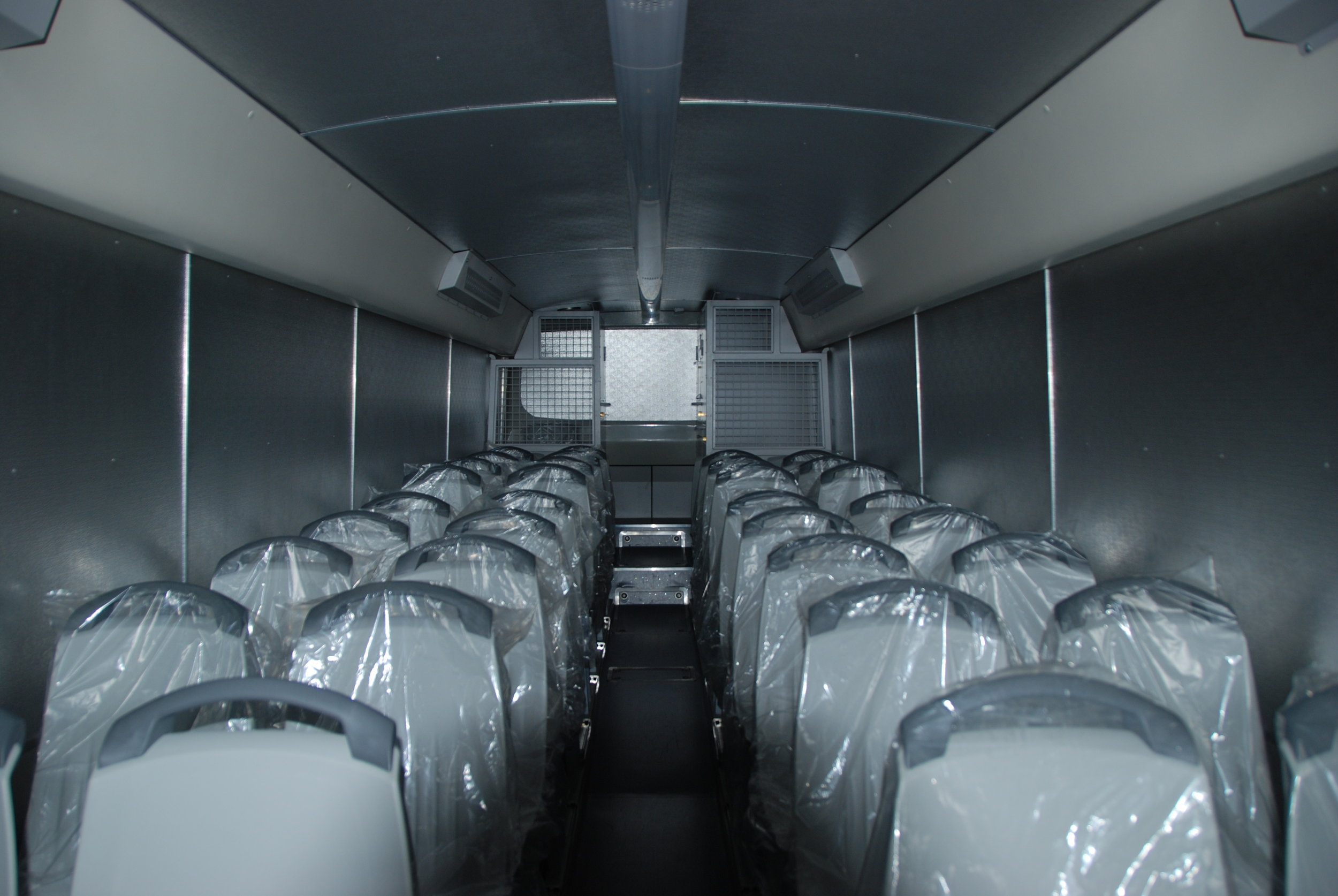 Jistě existují i pohodlnější verze Crosswaye… Zde je jedna z variant uspořádání interiéru Vězeňského autobusu z roku 2013. (foto: Libor Hinčica)