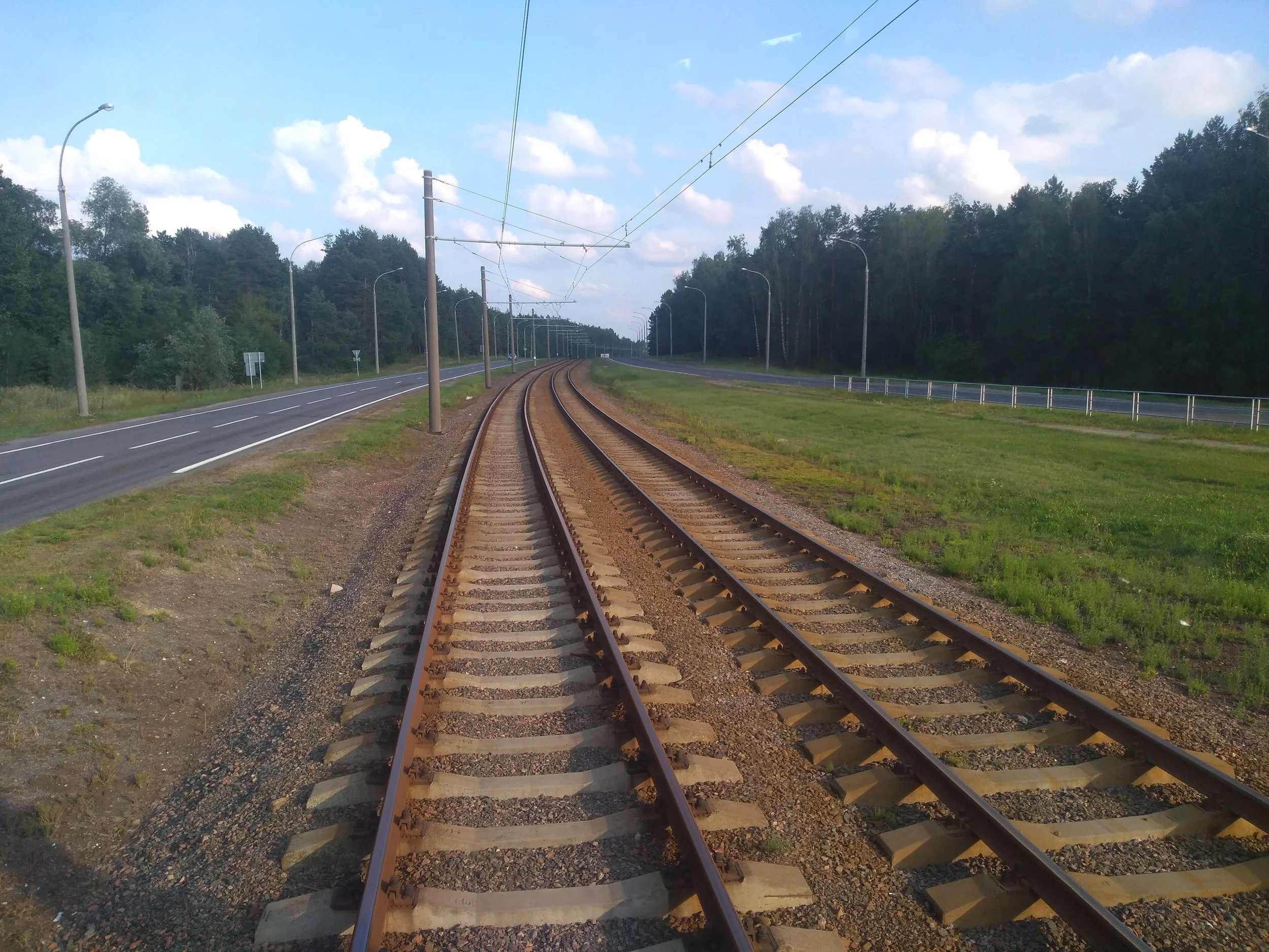 Při příjezdu do města od závodu.