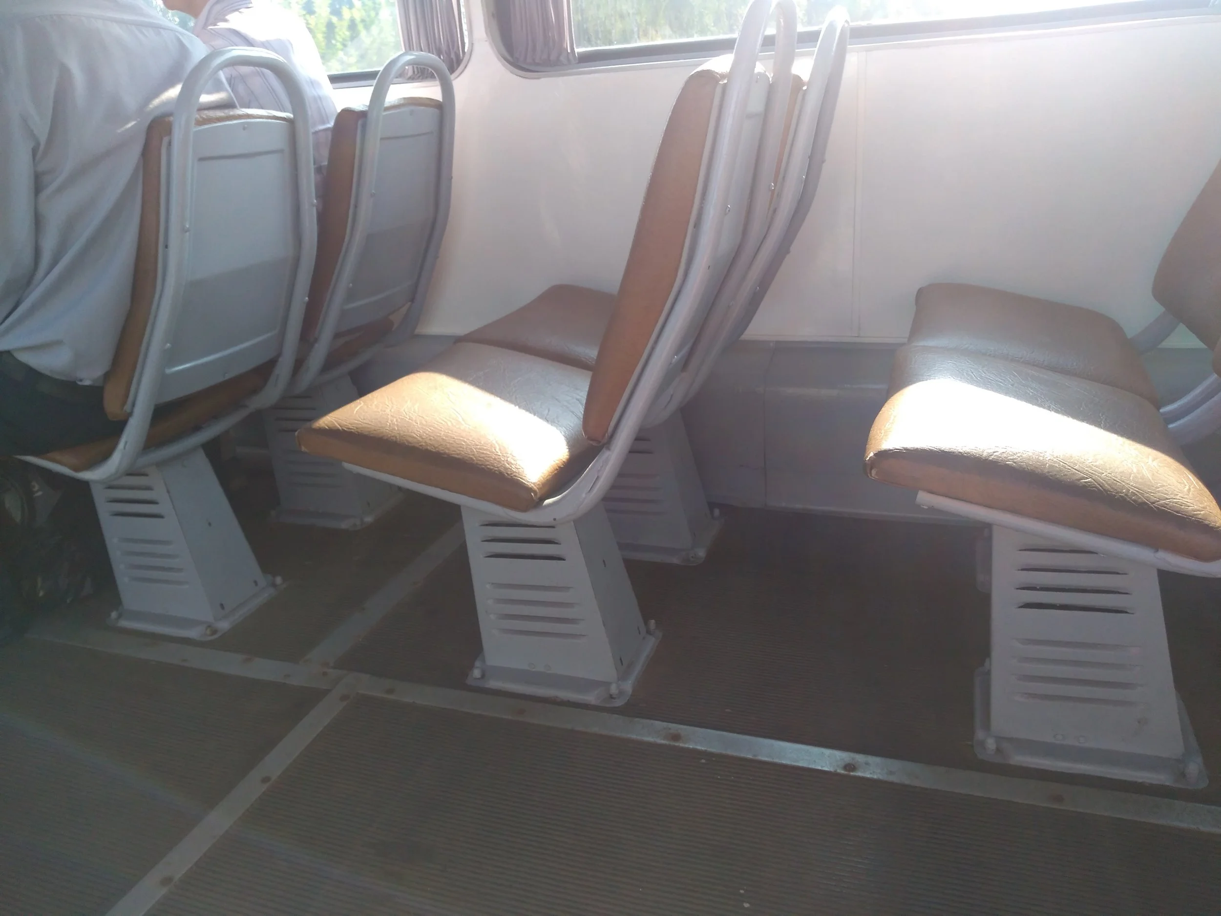 Sedadla v tramvaji jsou nejen pohodlná, ale vydávají i zajímavý zvuk.