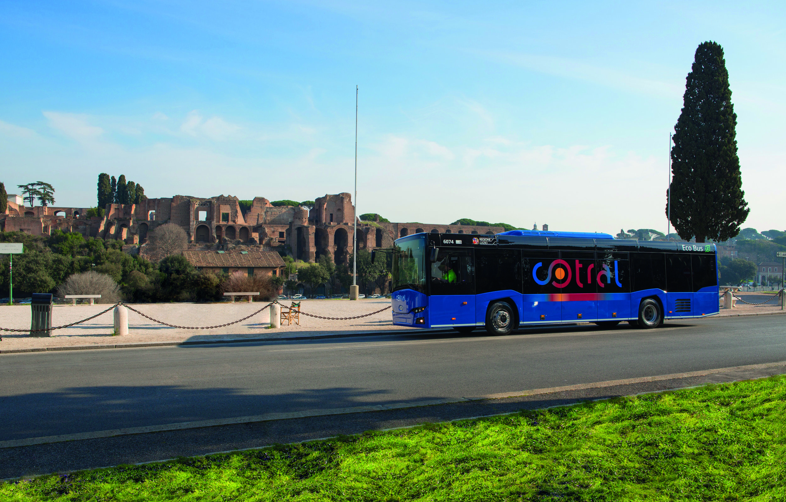 InterUrbino u antických zřícenin. (foto: Solaris Bus & Coach)