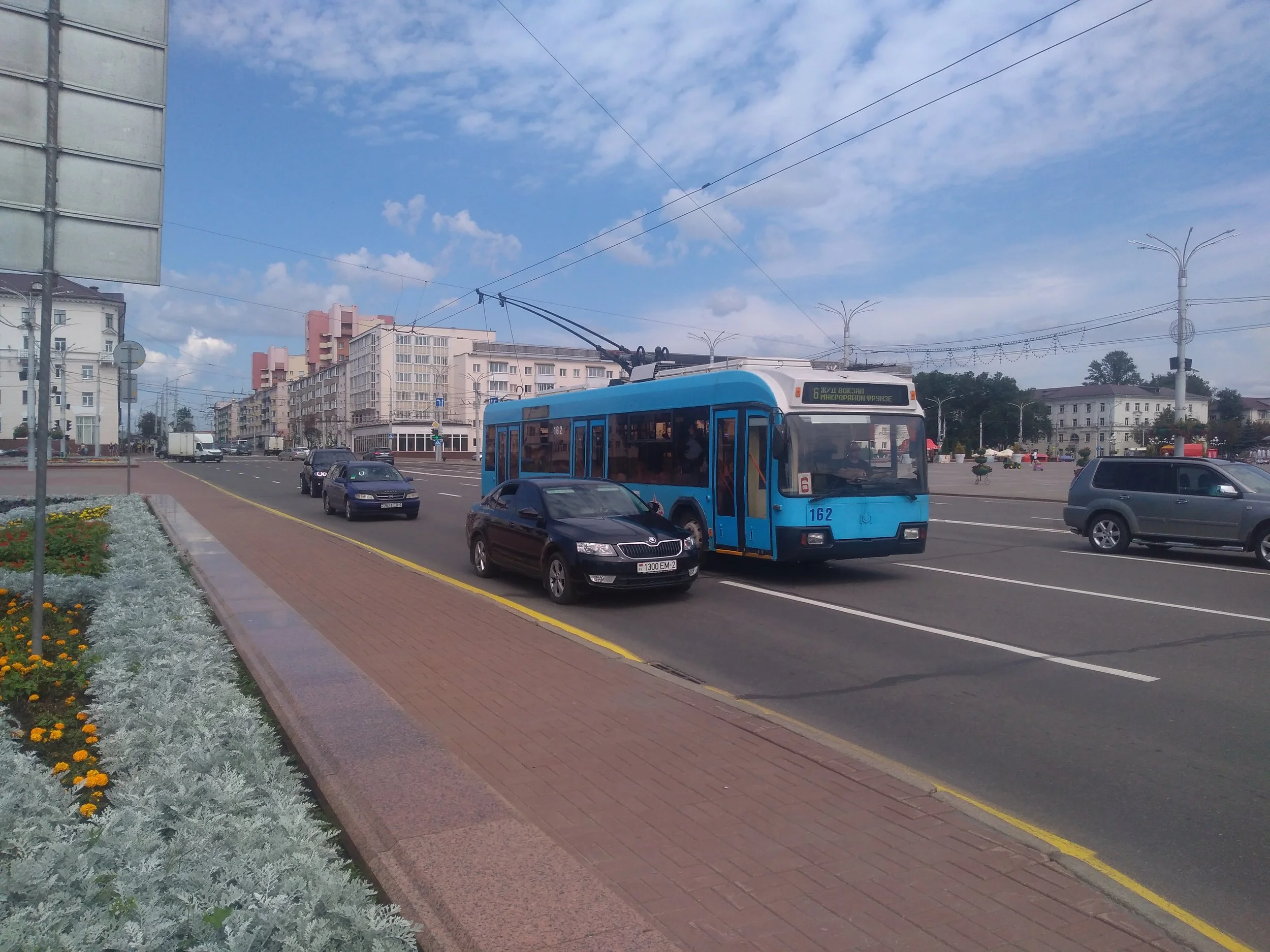 Trolejbus linky č. 6 sviští po náměstí Pobědy.
