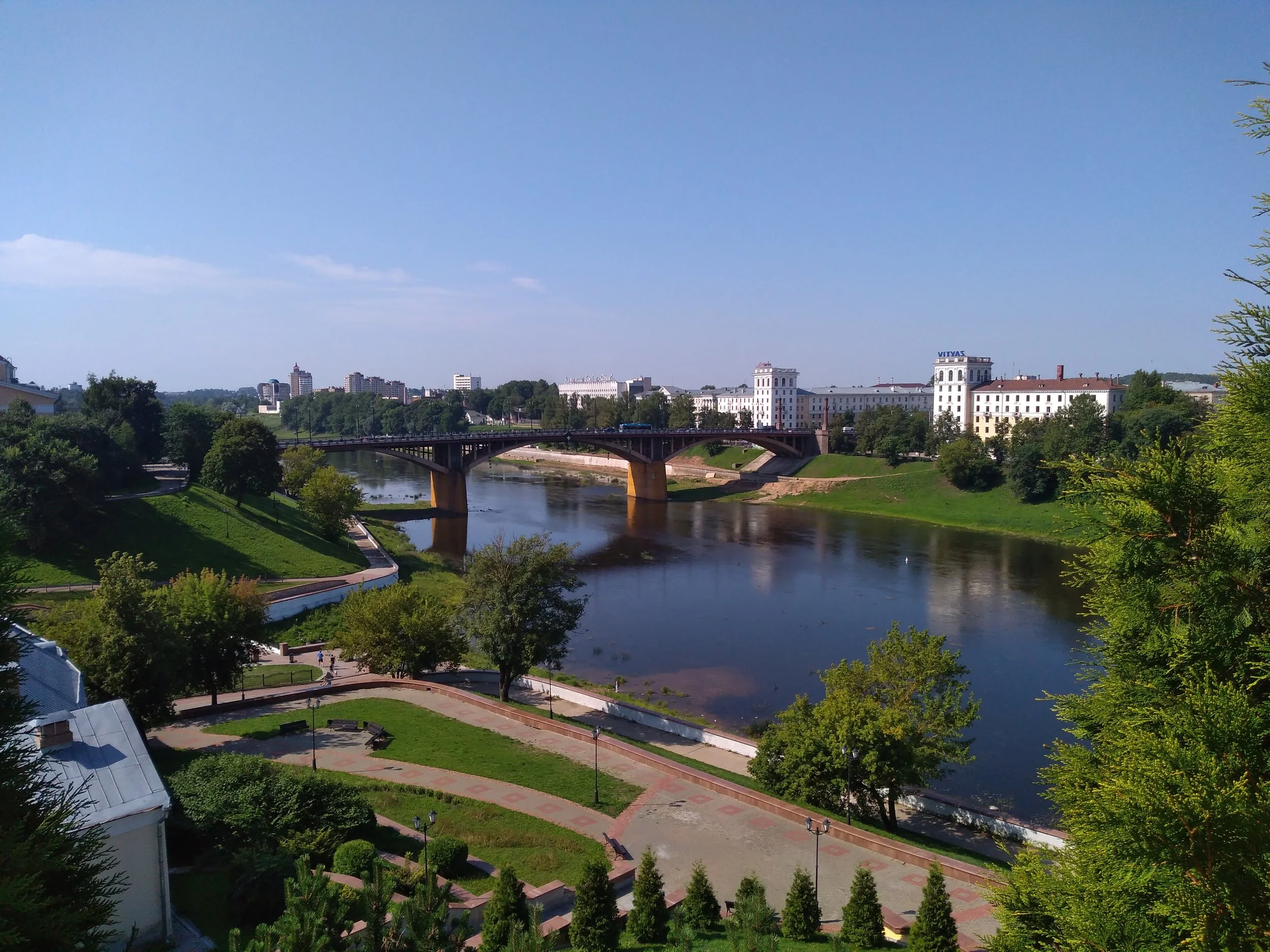 Pohled od historického centra na Kirovskij most. Nádraží je směrem vpravo. Na mostě je opět, jak jinak, zachycen trolejbus.
