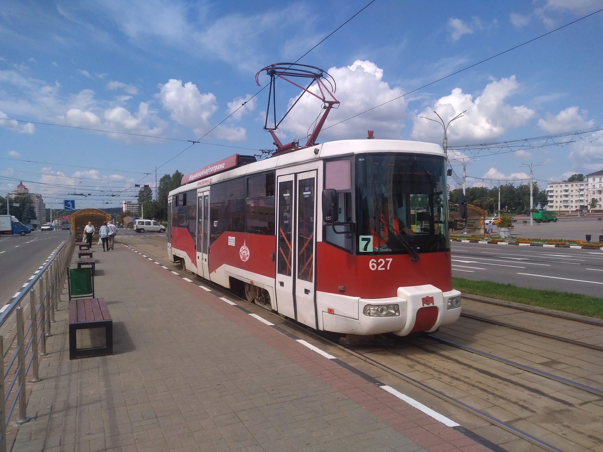 Tramvaj při příjezdu a odjezdu z náměstí Pobědy.