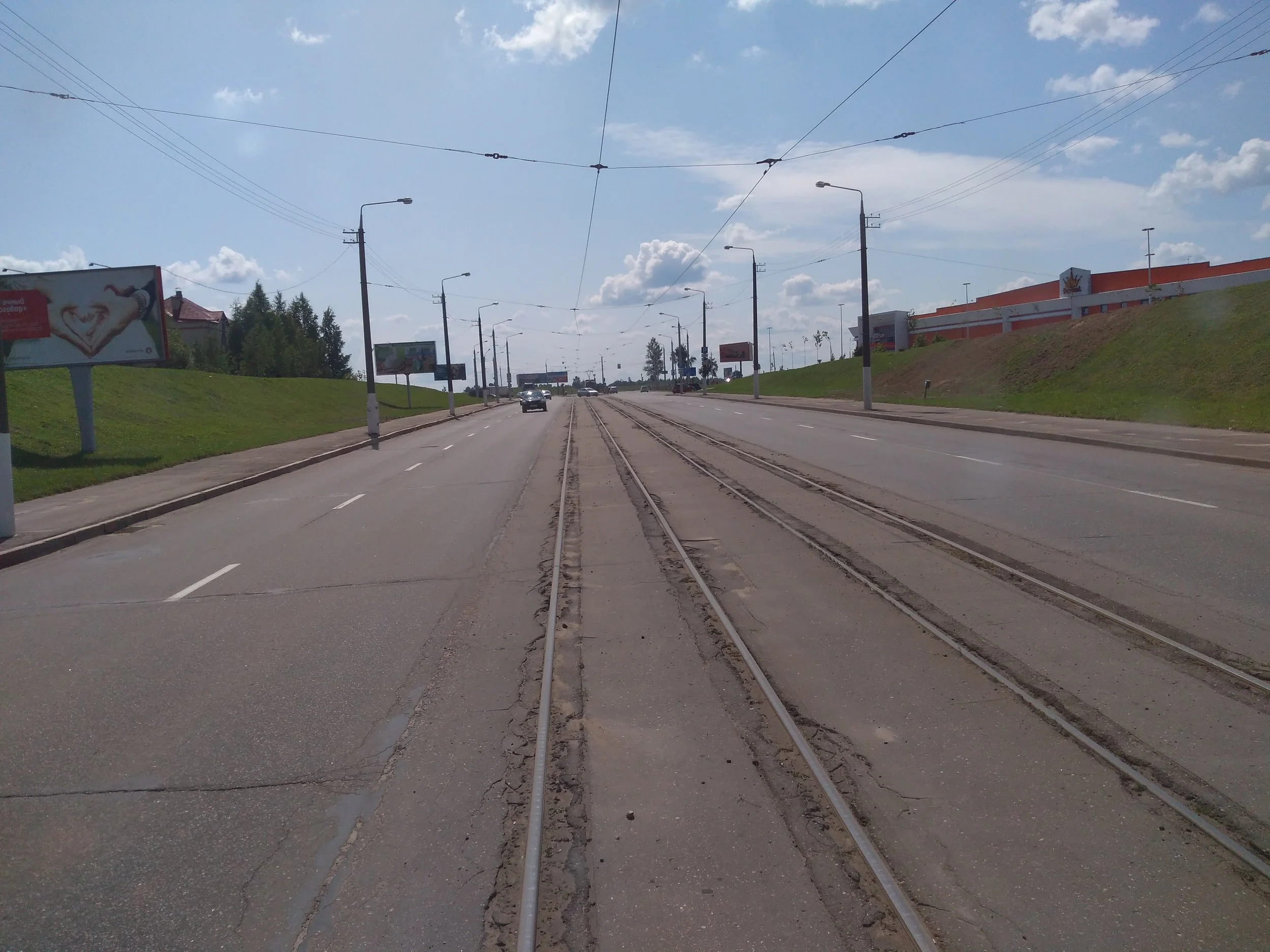 Pohled na stav trati u obchodního centra Korona na jihozápadě města, po které jezdí jenom linka č. 1.