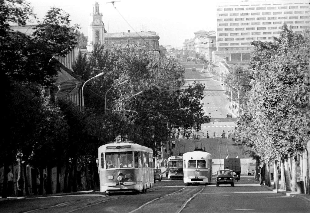 Tramvaje na třídě Lenina v roce 1975. Ani tehdy nebyly koleje v nejlepším stavu. (zdroj: archiv Vladimira Fišmana)