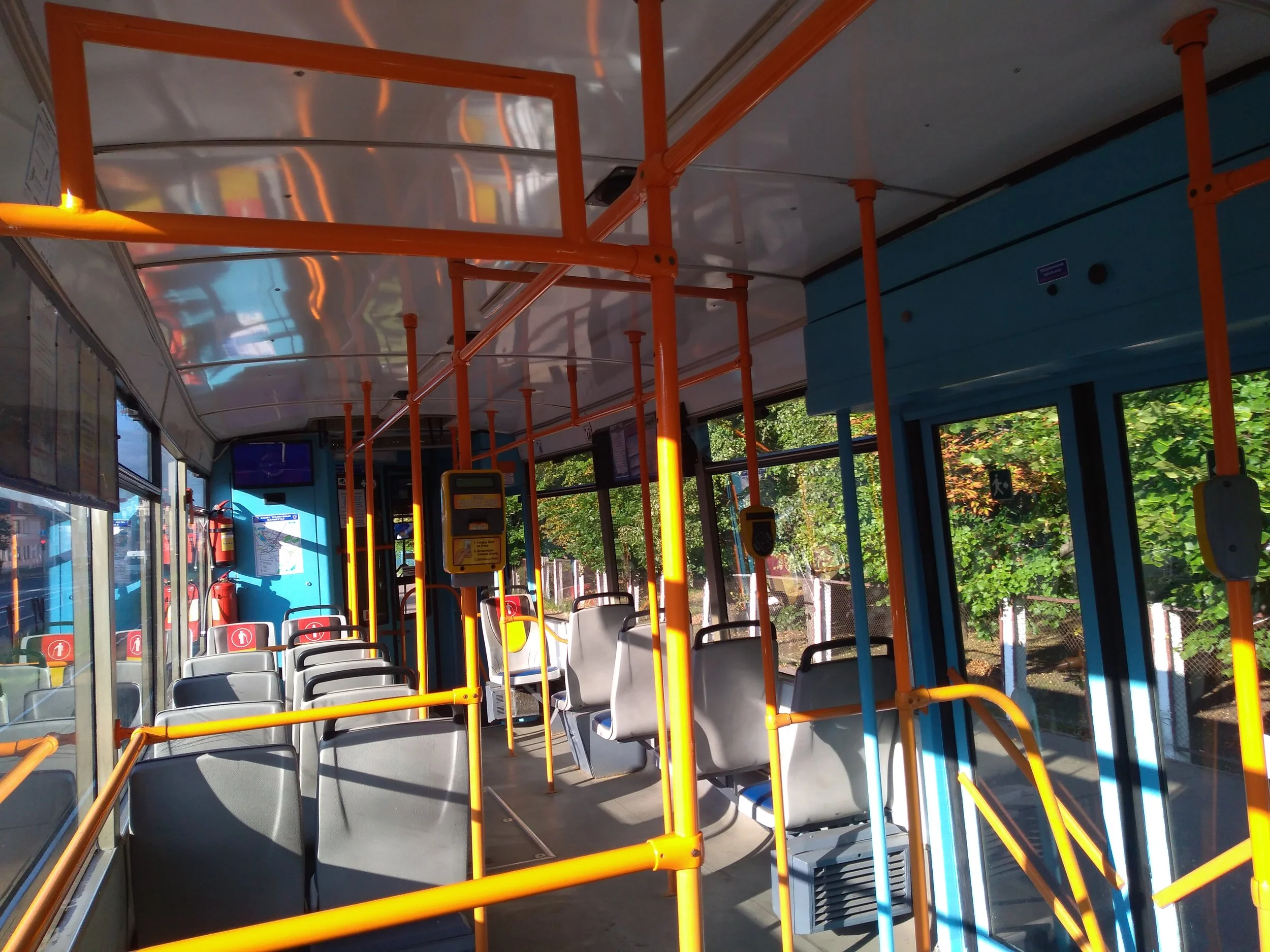 Jízdenky na tramvaj se kupují v kioscích nebo u řidiče, kde jsou o pět kopějek dražší. Jízdenky je třeba označit. Kdo má platební kartu, může platit i ní (to platí zatím jen pro tramvaj).