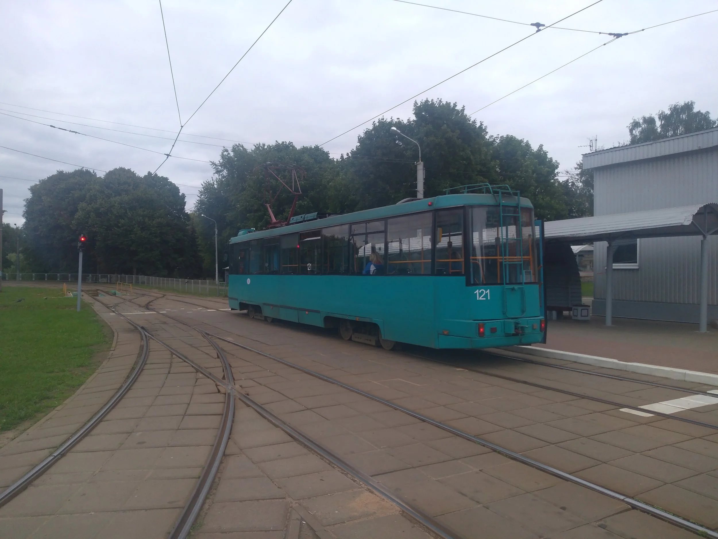 Konečná Zeljonyj Lug na severovýchodě města (4x).