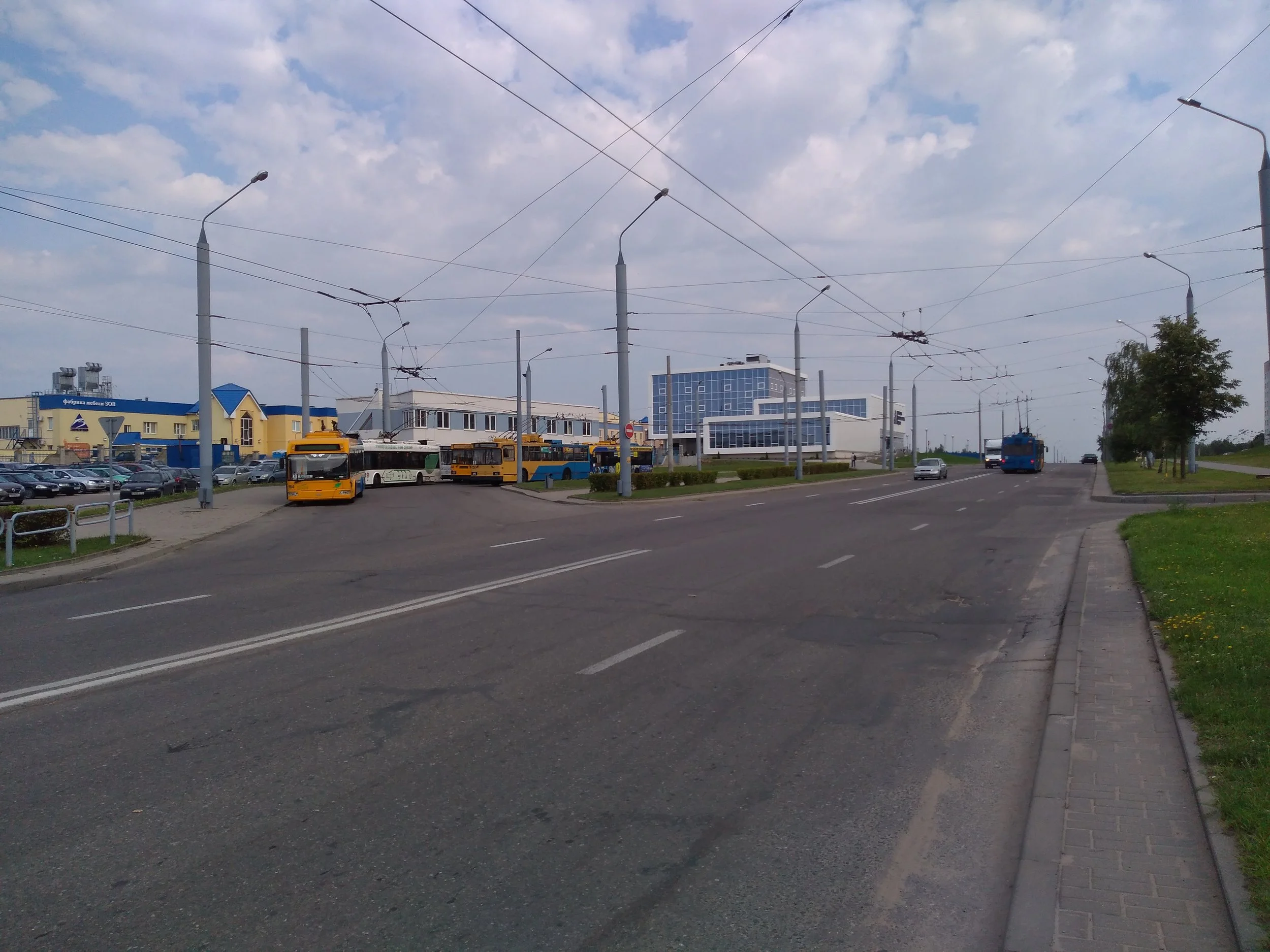 Severní konečná Devjatovka. Končí zde i linka č. 20 vedená parciálními trolejbusy.