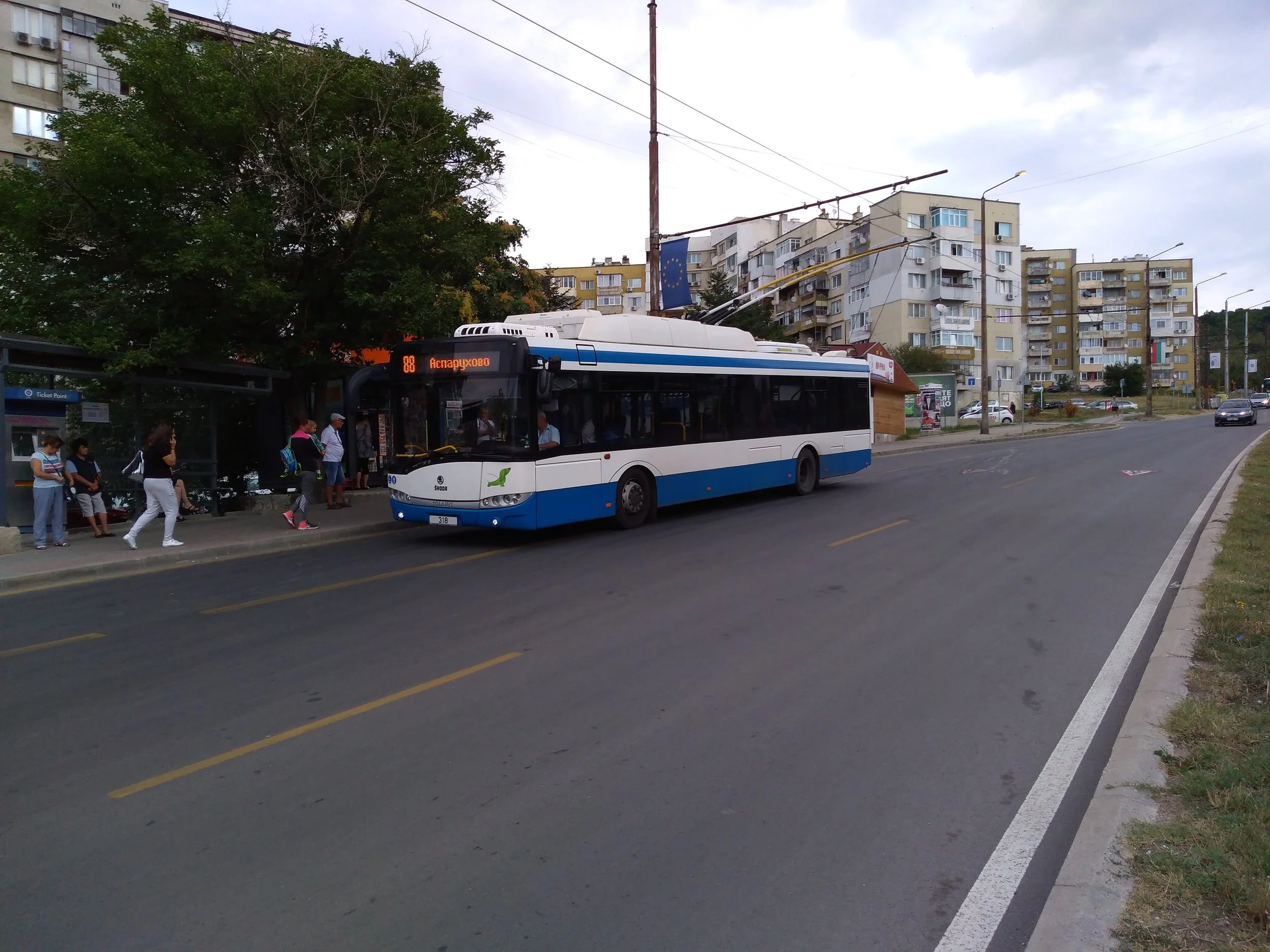 Trolejbus se chystá k odjezdu z konečné Vladislavovo.