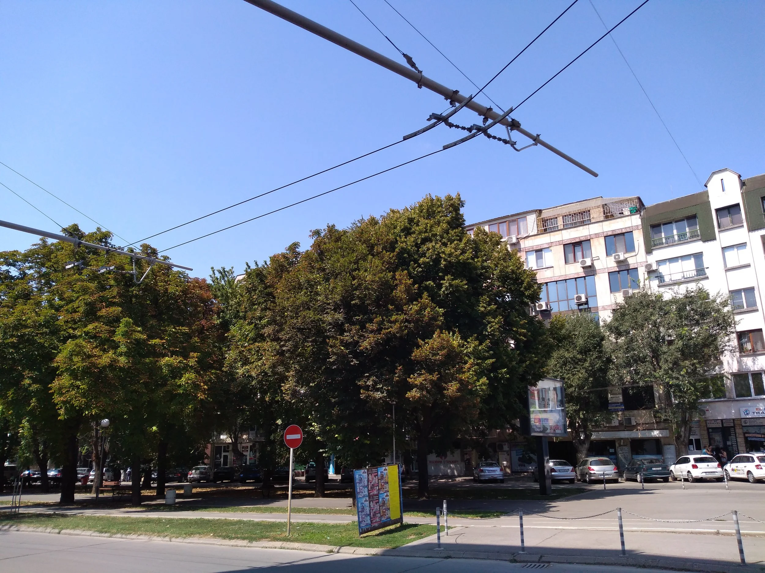 Naprosto funkční trať k hotelu Riga zůstává bez užitku. (4x)