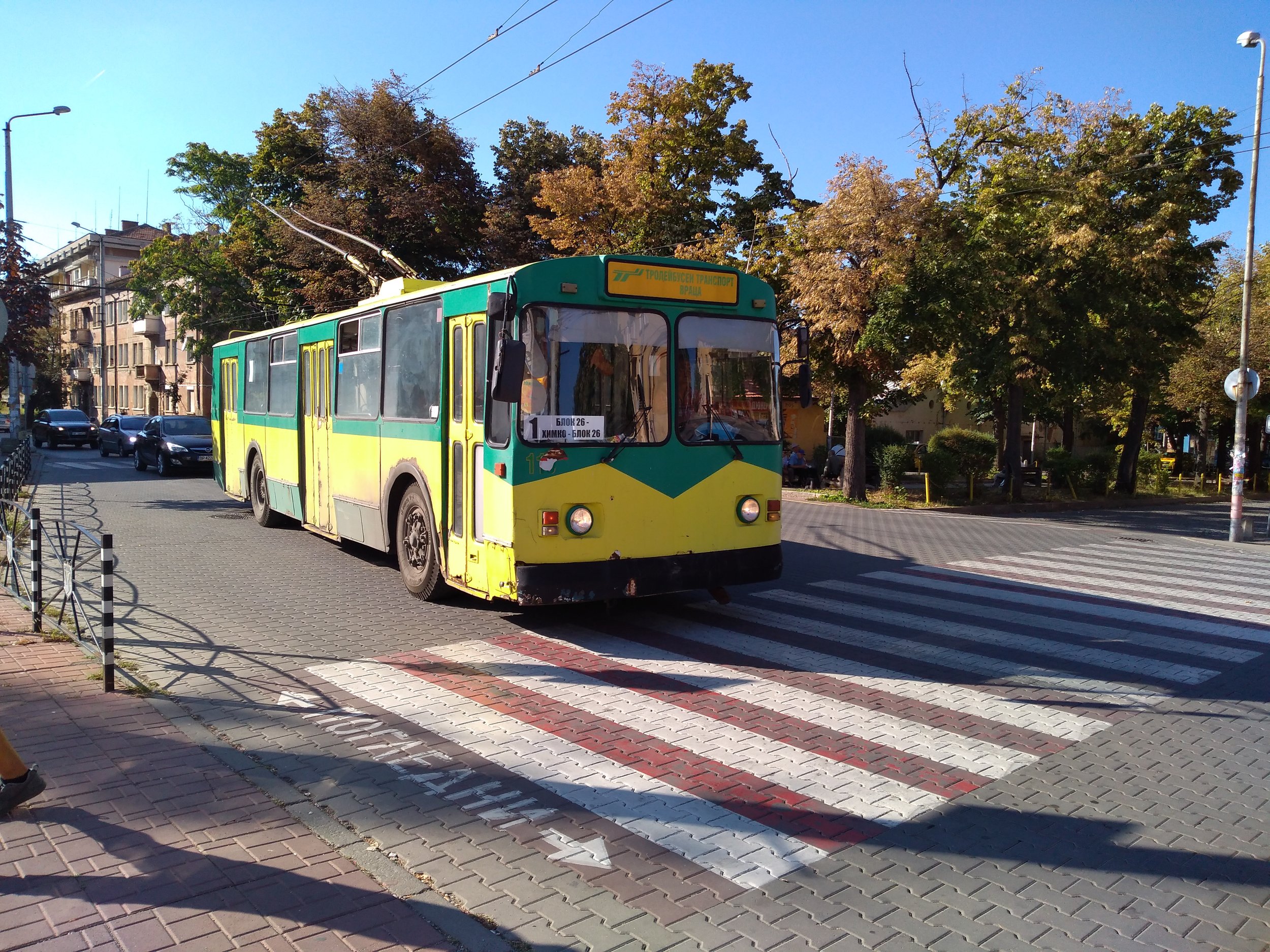 Trolejbus ZiU-682V1А na místním hlavním náměstí Makedonia dne 18. 8. 2019.