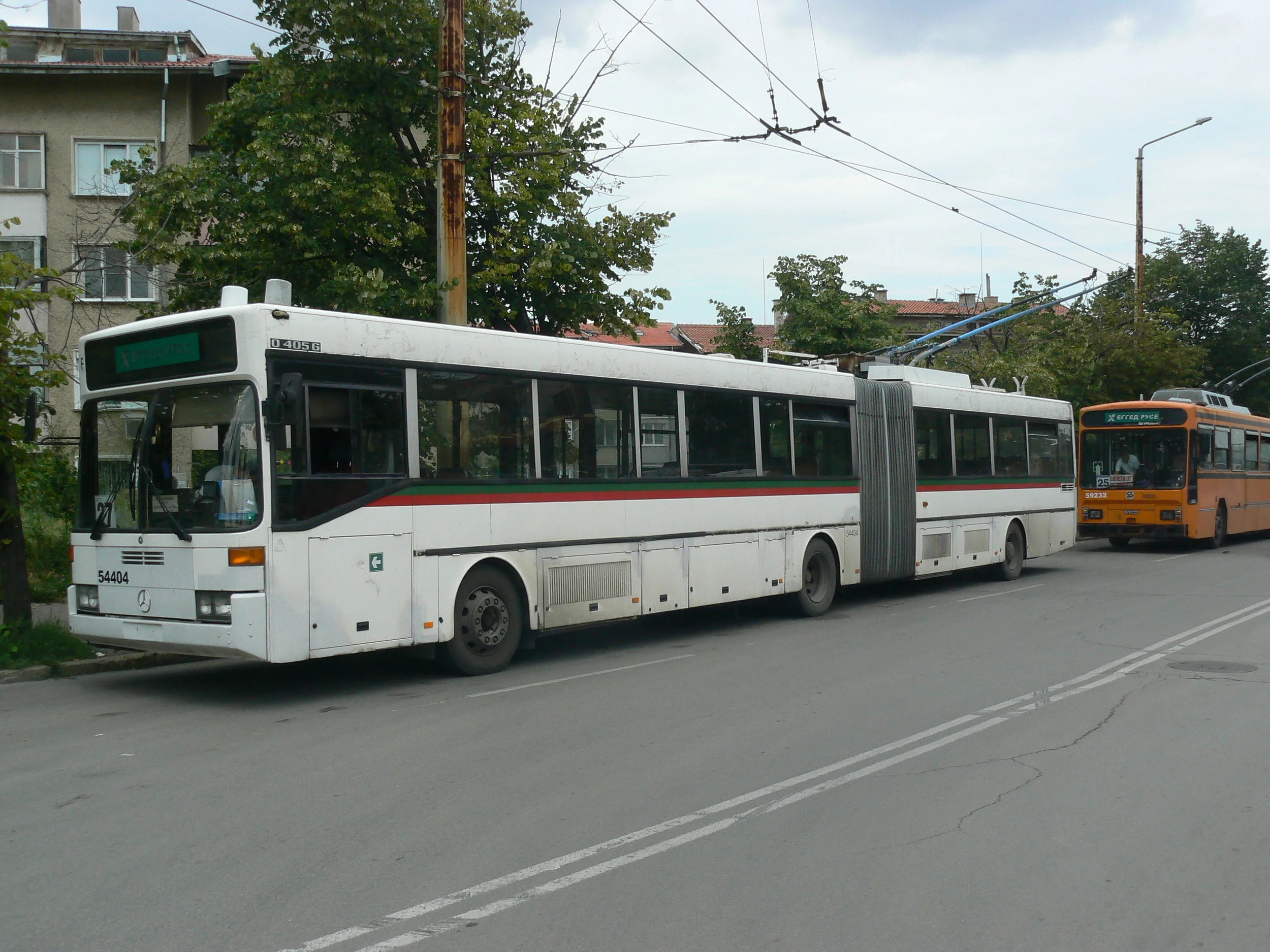 Na snímku vidím ex-esslingenský vůz Mercedes-Benz O405GTD ev. č. 54404 (r. v. 1990 ex-ev. č. 324). Stejně jako Neoplany N6020 přišel i tento vůz do Ruse v roce 2008 a doprovázen byl ještě jedním ex-esslingenským trolejbusem Mercedes-Benz O405GTD ev. č. 54459 (r. v. 1993, ex-ev. č. 326). Oba trolejbusy měly pomocný dieselový pohon (daný typ byl totiž koncipován jako Duo-Bus), a poté, co se jim pokazil elektrický, byly v Ruse provozovány občas jako autobusy. Dle posledních informací by už vozy neměly jezdit vůbec.