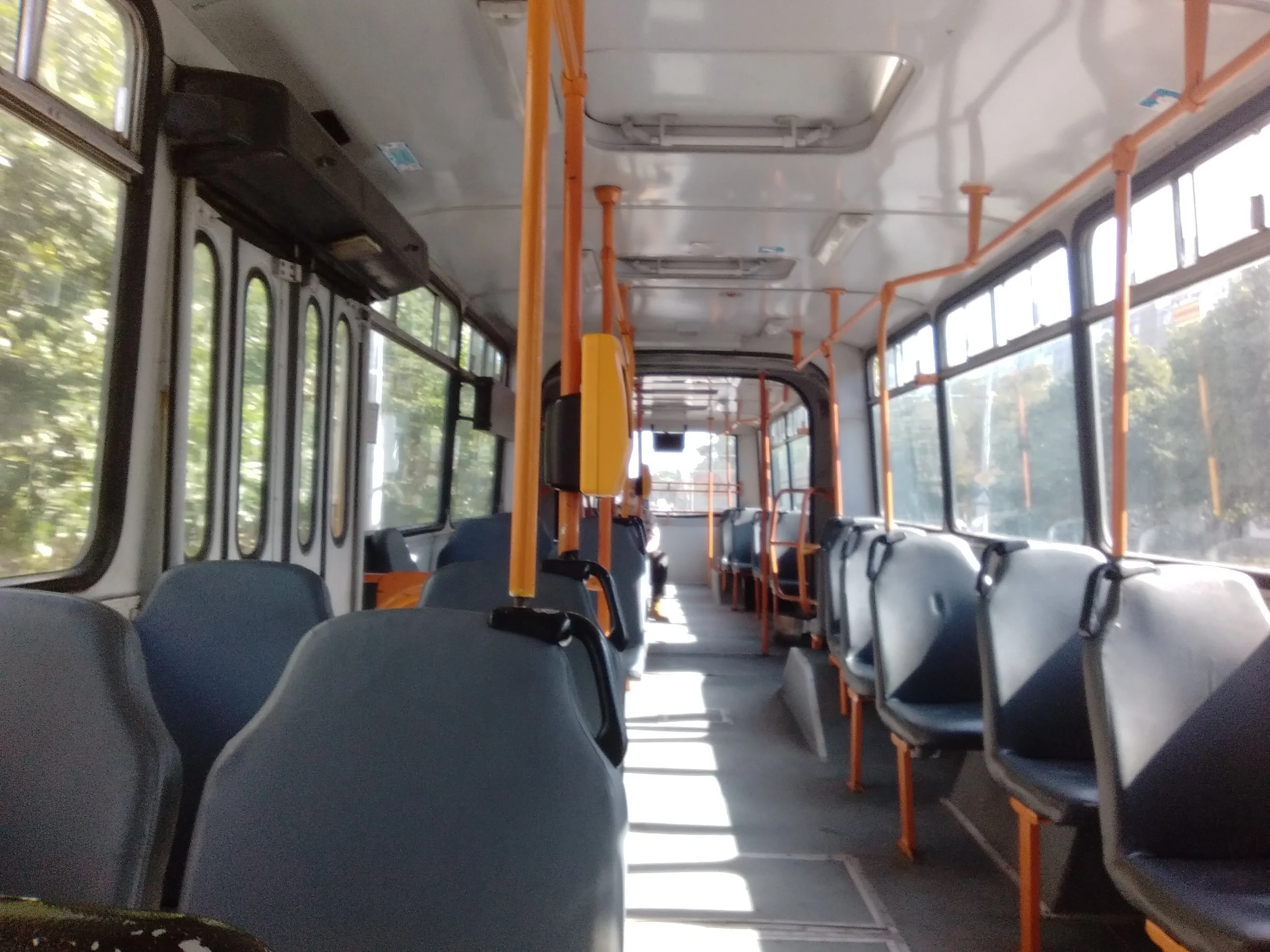 Uvnitř modernizovaného trolejbusového Ikarusu.