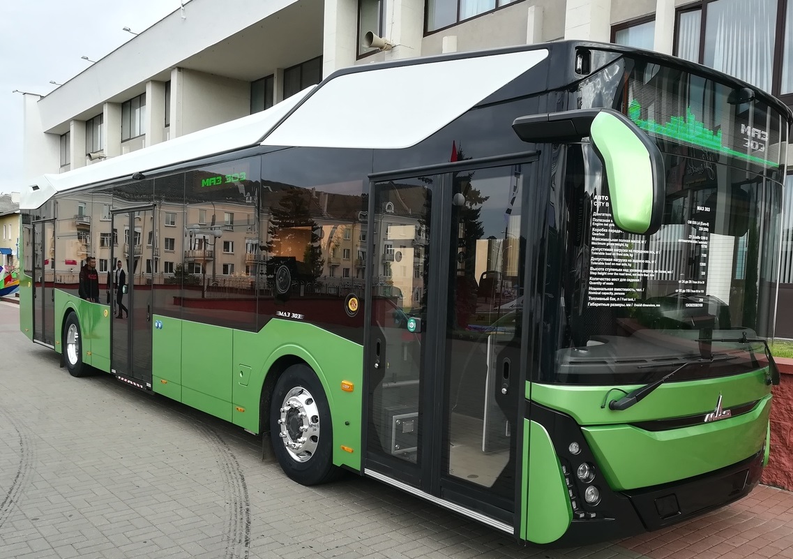MAZ představil nedávno autobus třetí generace označený jako MAZ-303. Zřejmě právě tento autobus s motorem Euro 6 do Minsku zamíří. (foto: Wikipedia.org)