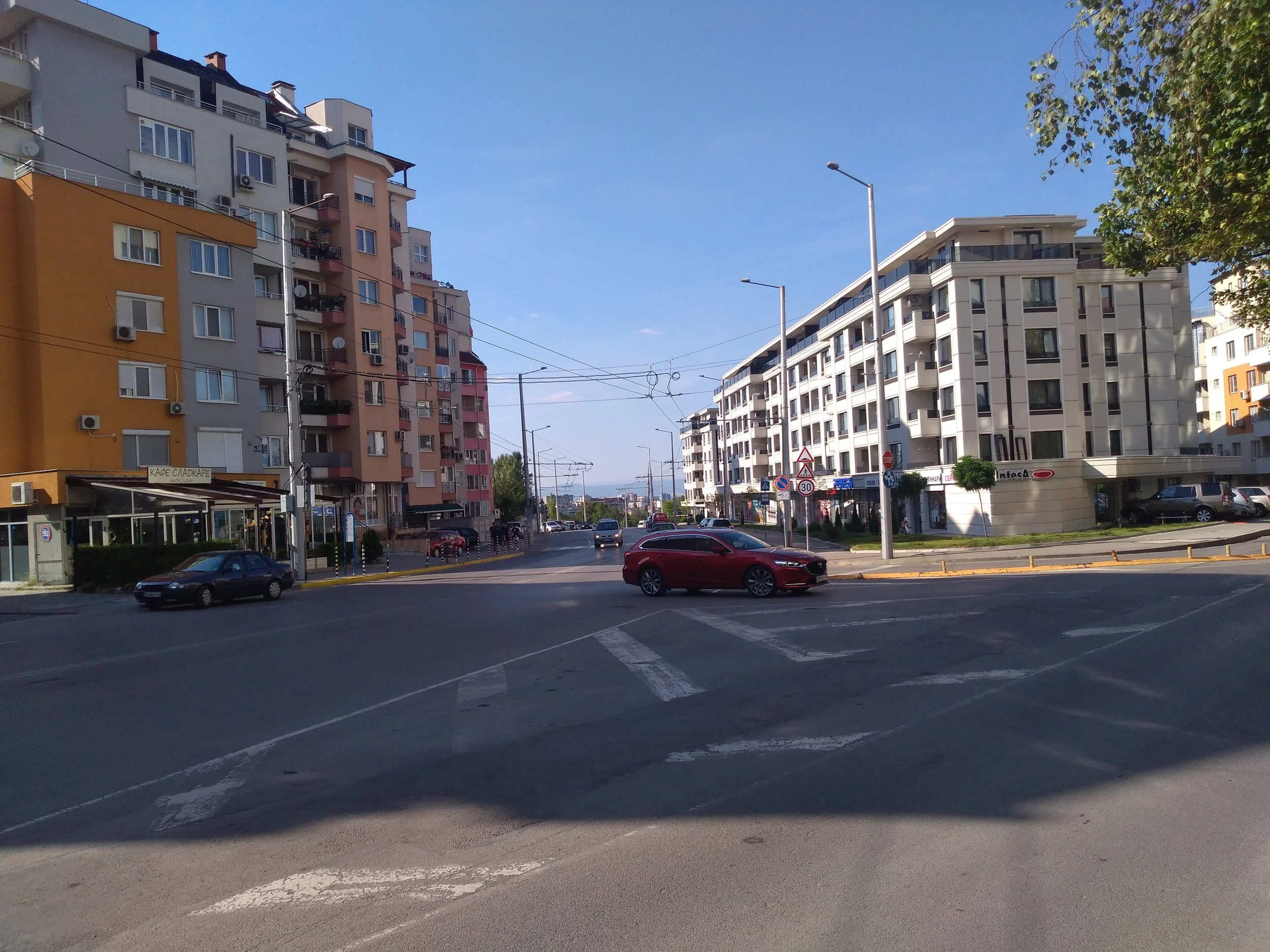 Dva pohledy od konečné Ž. K. Mladost-2 směrem ke konečné Ž. K. Mladost-1 a centru města.