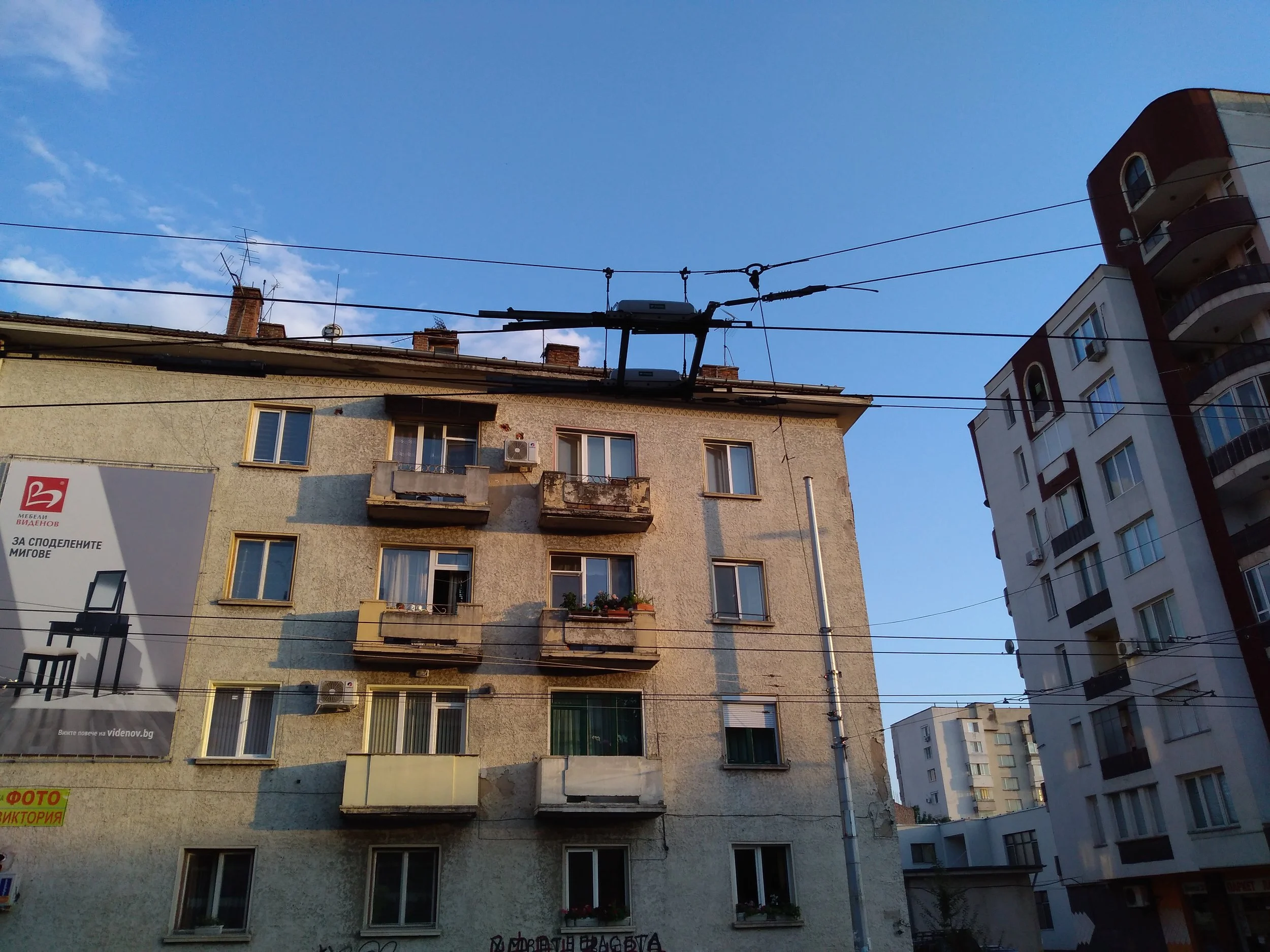 Výhybka od firmy Elektroline. Pleven má mezi bulharskými trolejbusovými provozy nejvyšší počet výhybek od tohoto výrobce, který se postaral o podstatnou část rekonstrukce místních trolejí i jejich rozšíření.