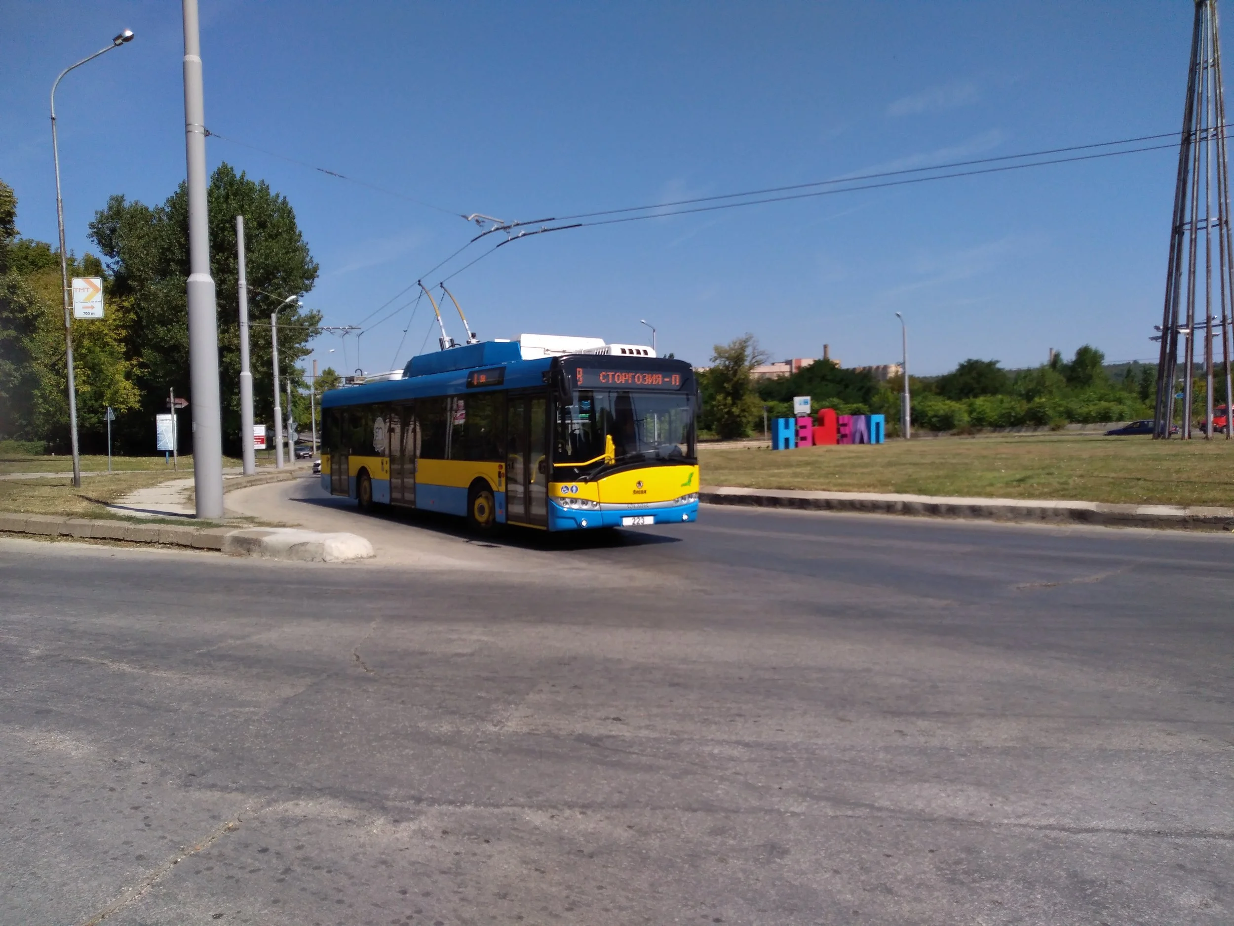 Severozápadně od centra.