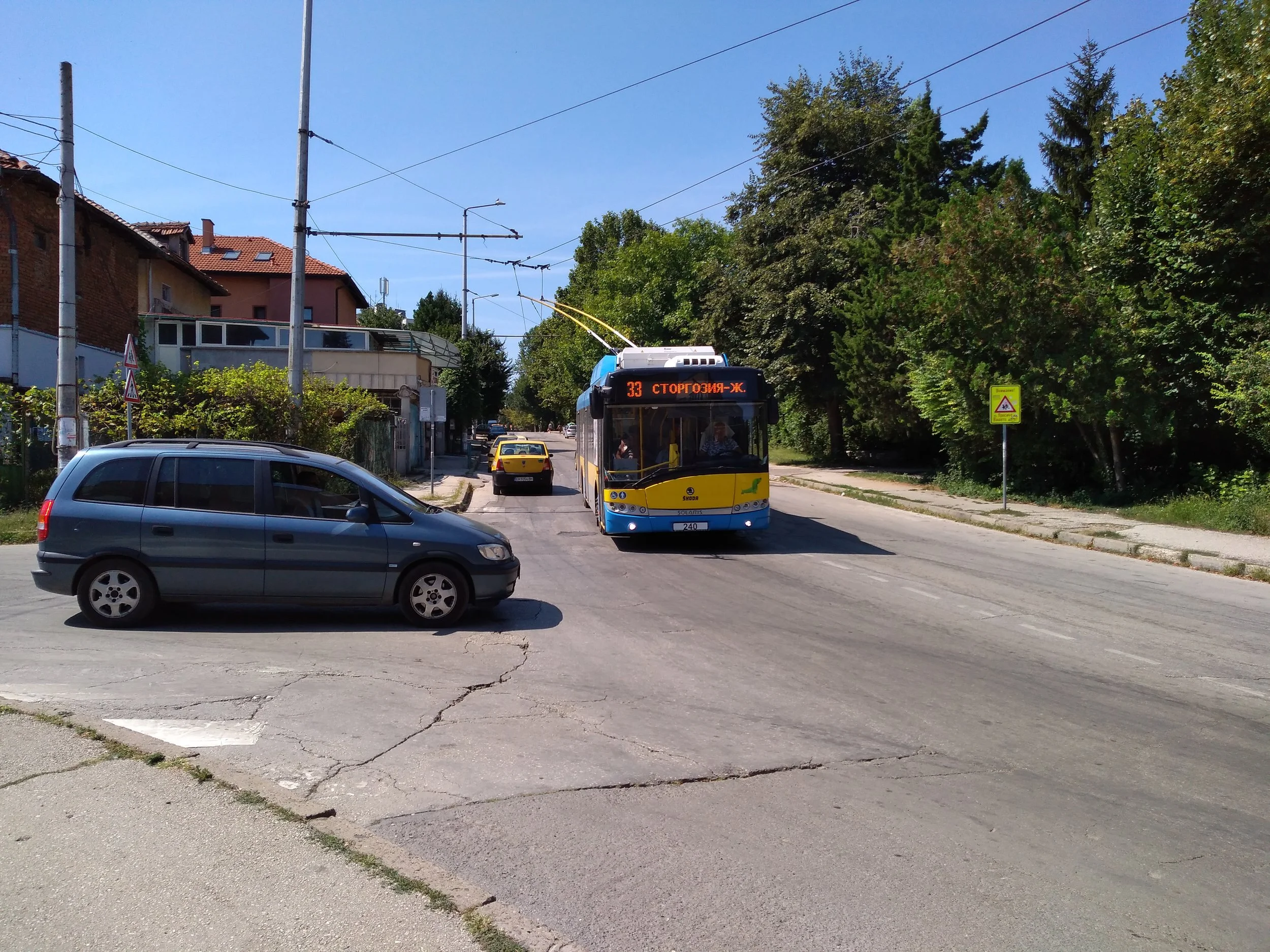 U zastávky x. l. Storgozija. Povšimněte si odtrhnuté troleje.
