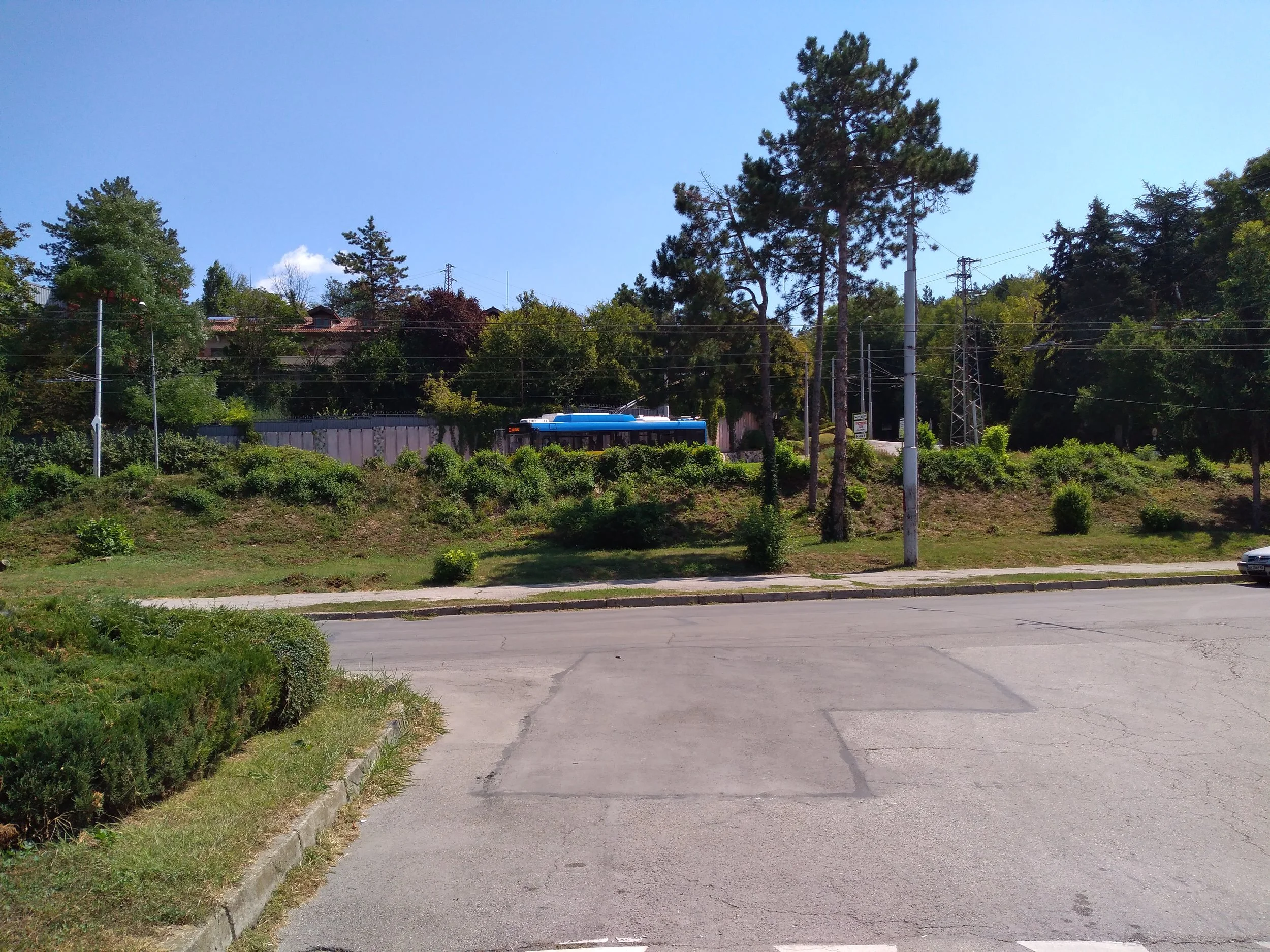 Na konečné Mosta (jih města). V pozadí jde vidět trolejbus linky č. 33, který právě dokončil okruh po nové jednostopé trati.